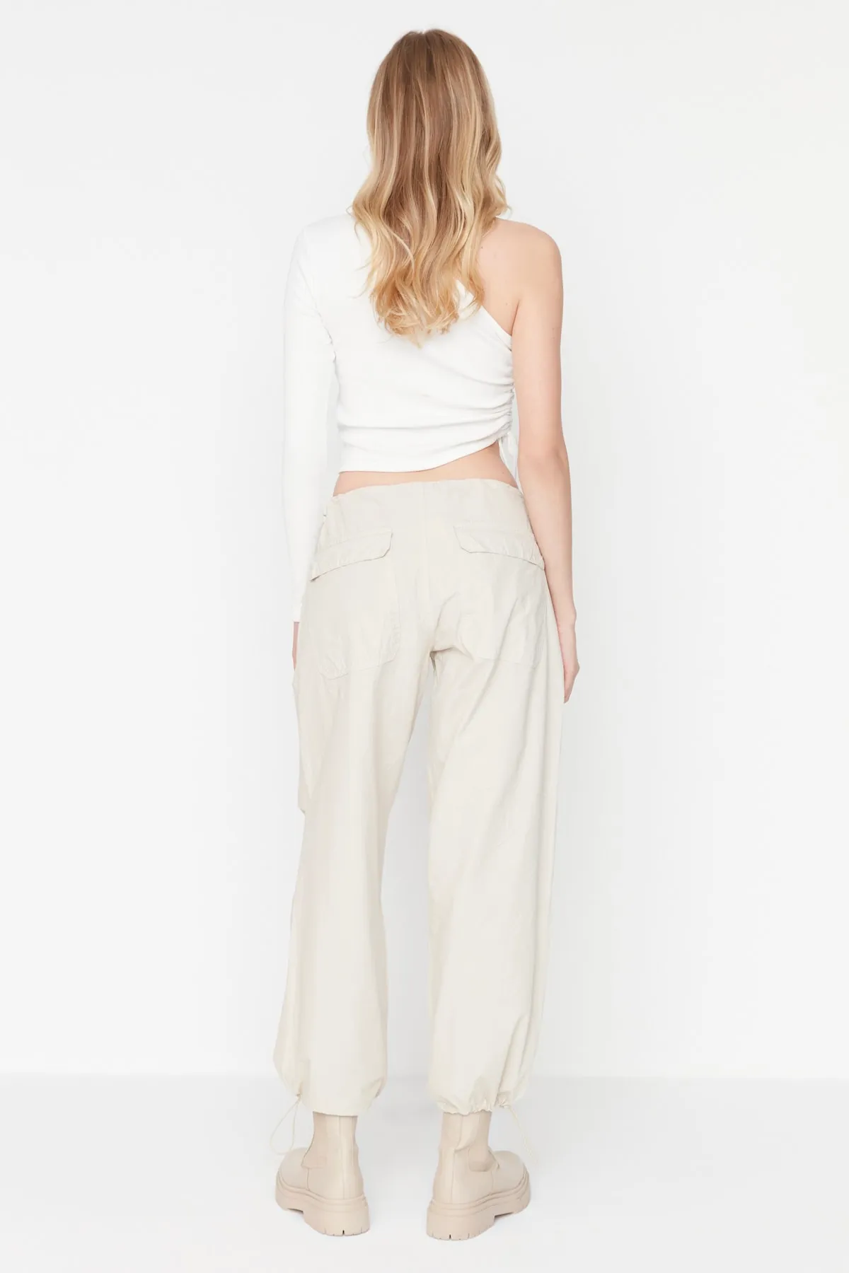 Trendyol Collection  Beige Stopper-Fallschirmhose mit normaler Taille TWOAW23JE00738