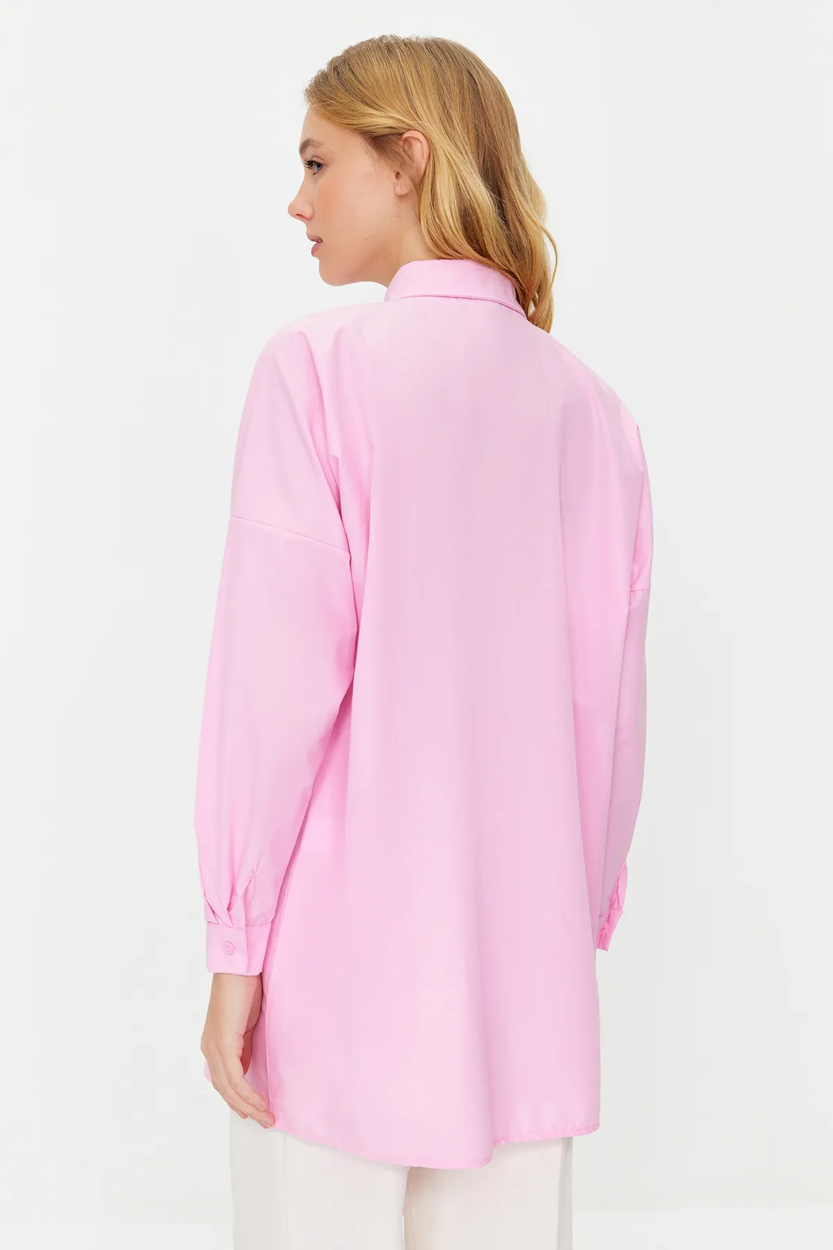 Trendyol Modest  Rosa Hemd aus gewebter Baumwolle mit Blumenapplikationen TCTSS24TG00030