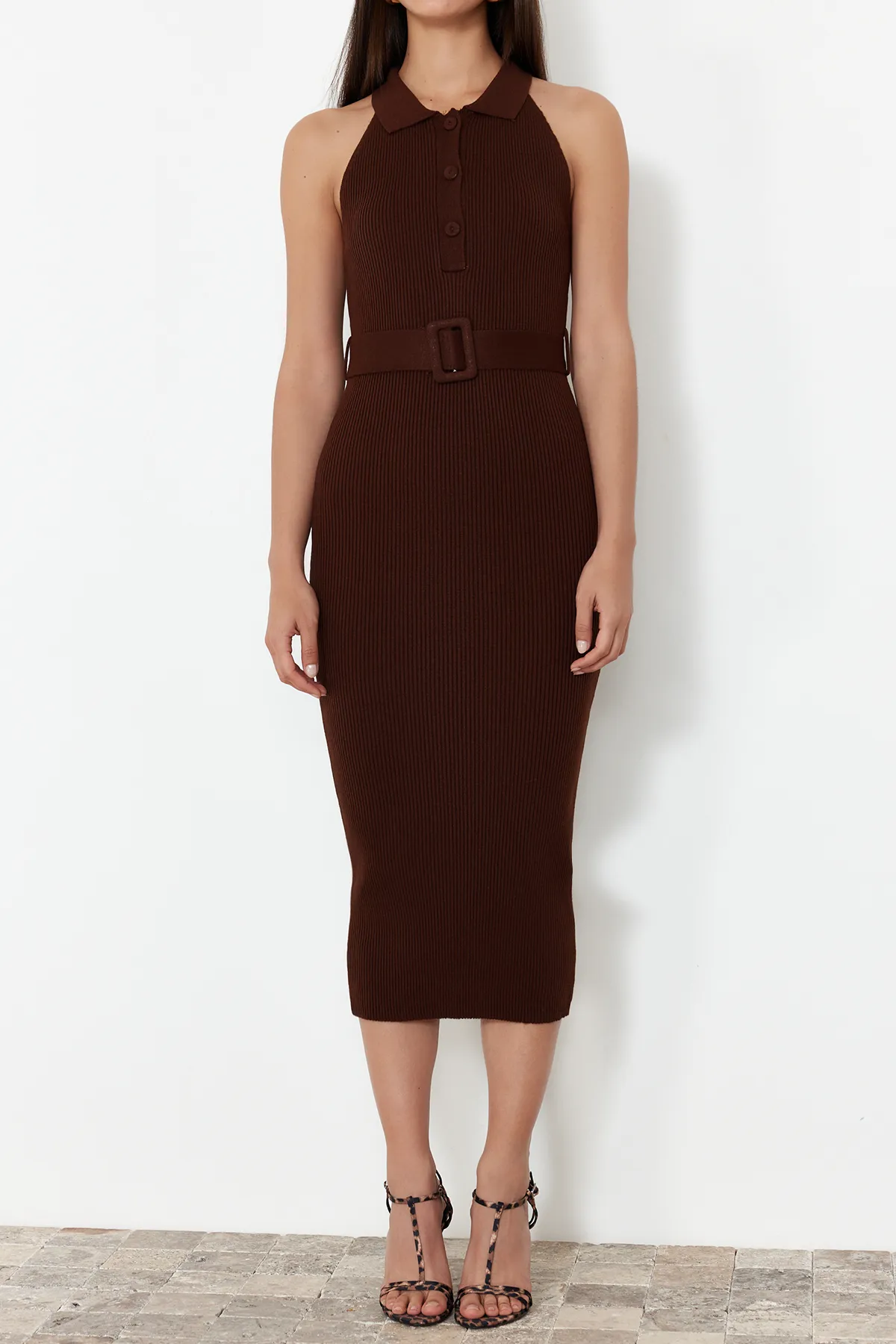 Trendyol Collection  Braunes Strick-Midikleid mit Gürteldetail TWOSS22EL1031
