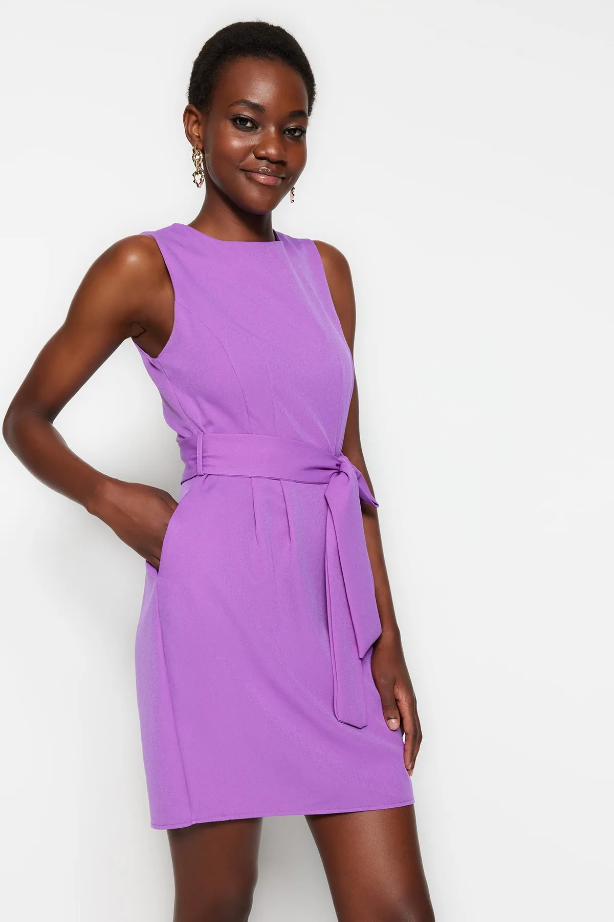 Trendyol Collection  Lilafarbenes, gewebtes Minikleid mit Rundhalsausschnitt und Gürtel TWOSS19AA0063