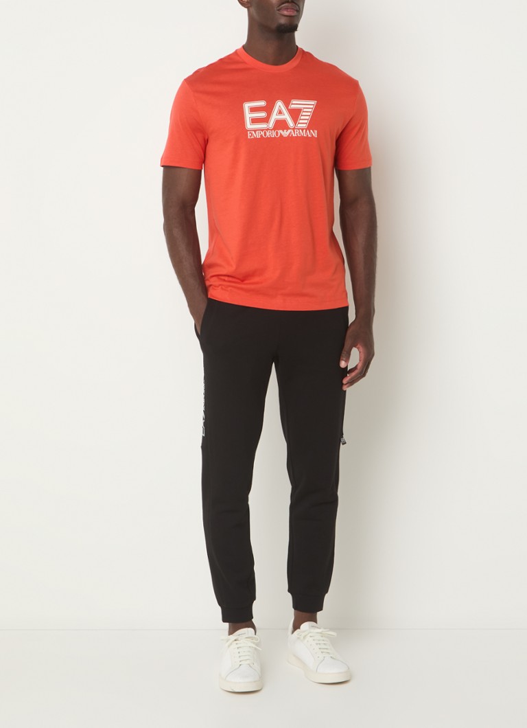 Pantaloni de trening slim fit de la Emporio Armani, cu logo și buzunare laterale.