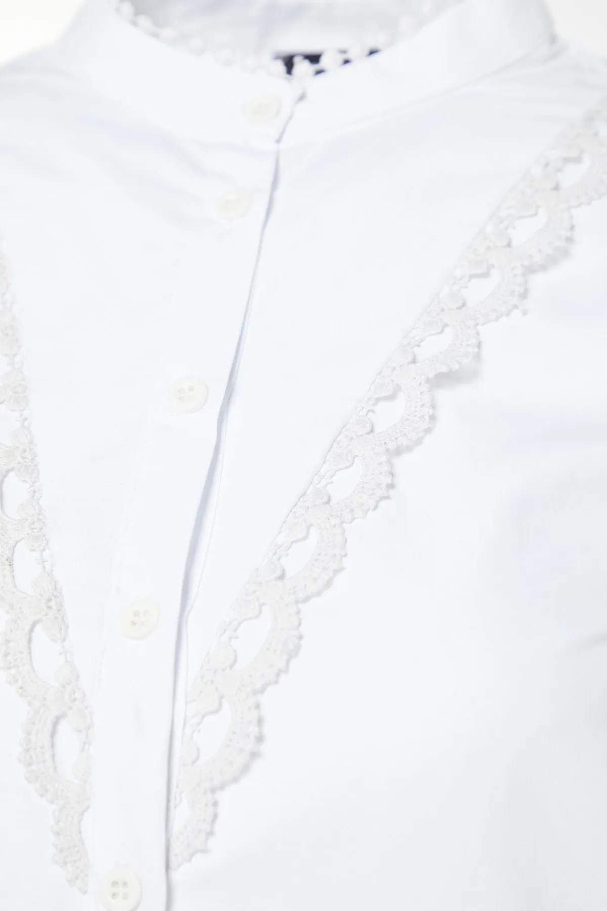 Trendyol Collection  Weißes Spitzenhemd aus Baumwolle - Regular Fit TWOAW21GO0077