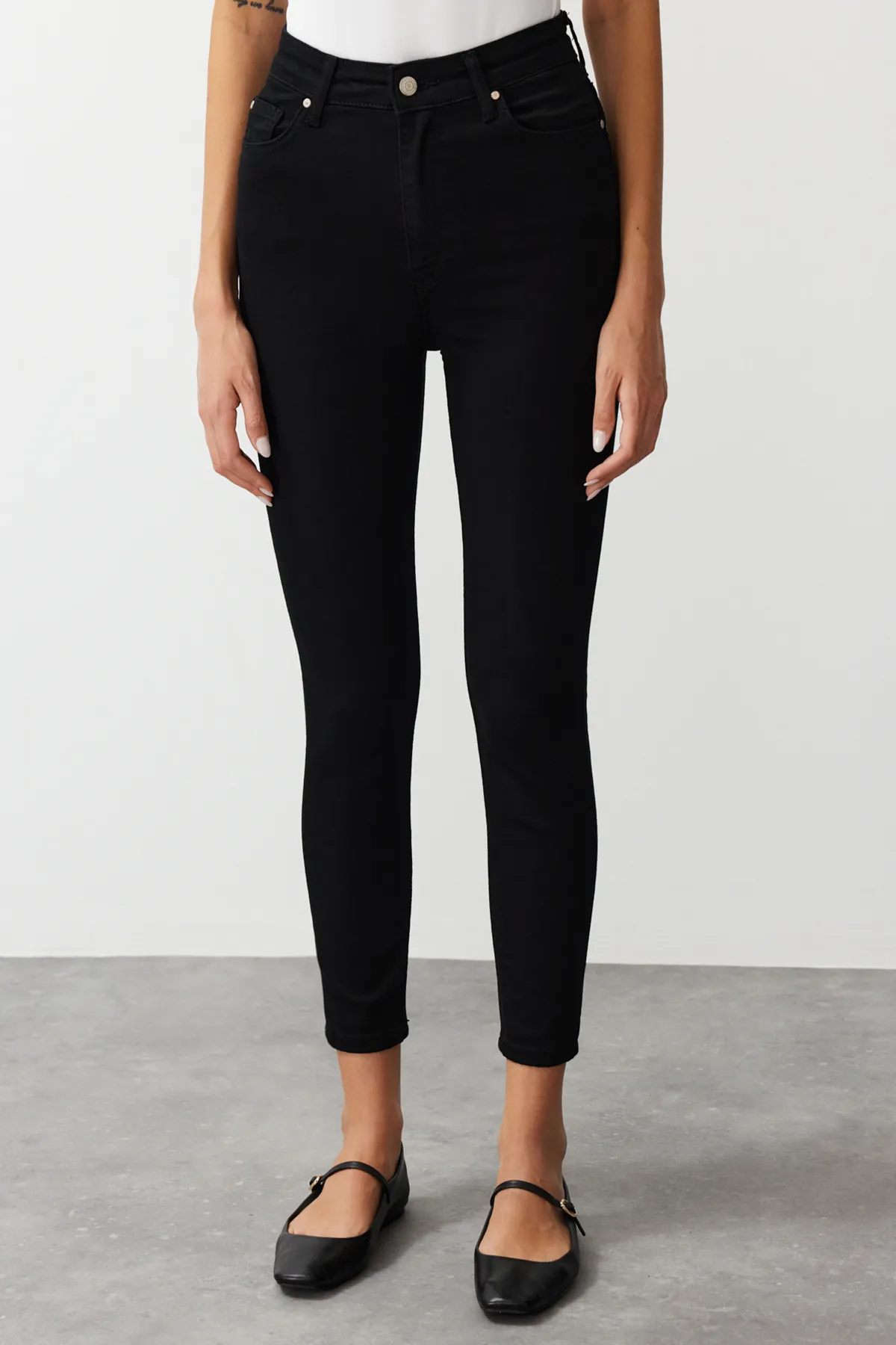 Trendyol Collection  Lichtechte schwarze Skinny-Jeans mit hoher Taille TWOSS19LR0279
