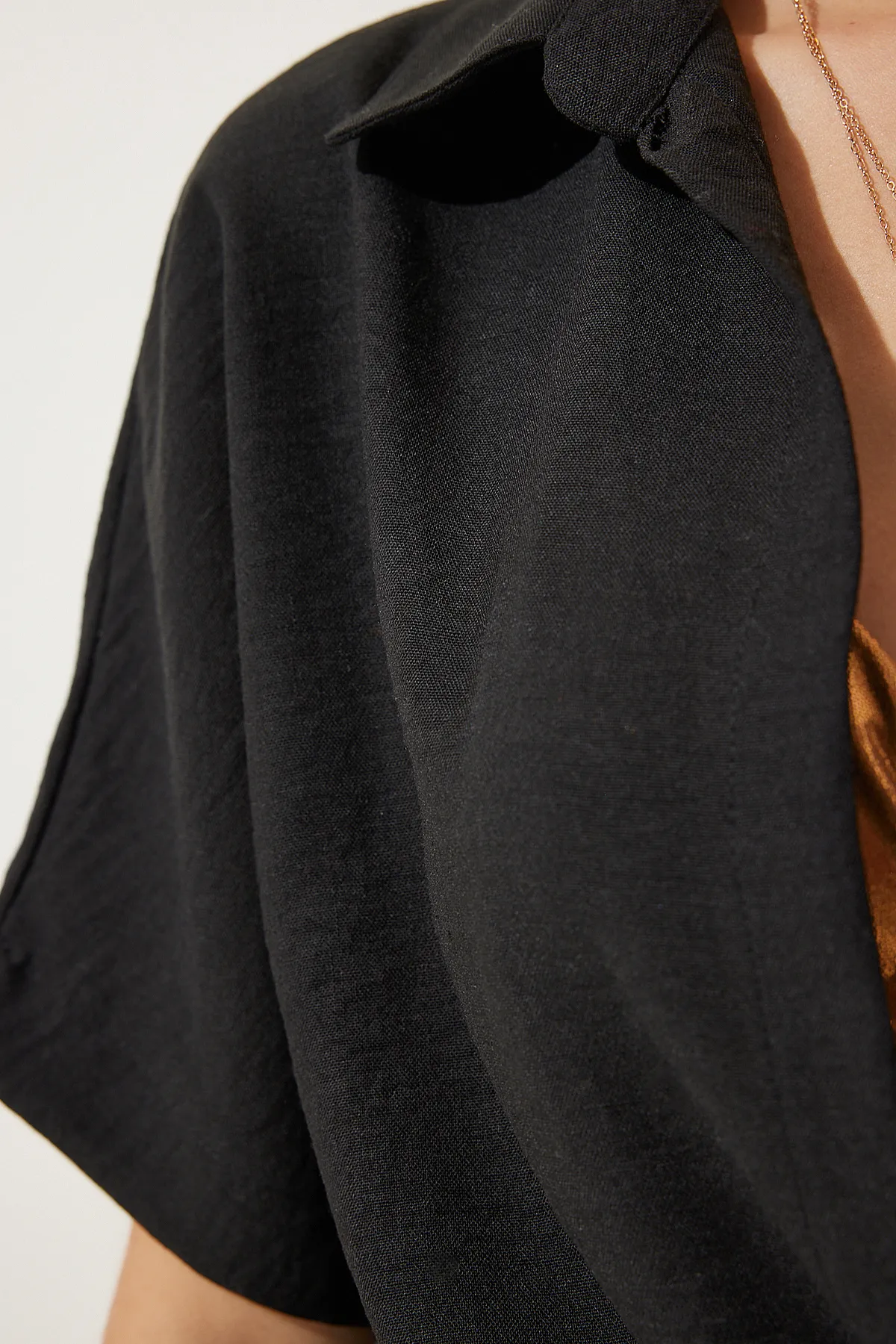 Happiness İstanbul  Schwarze Leinenbluse für Damen mit Schnürdetail MX00151