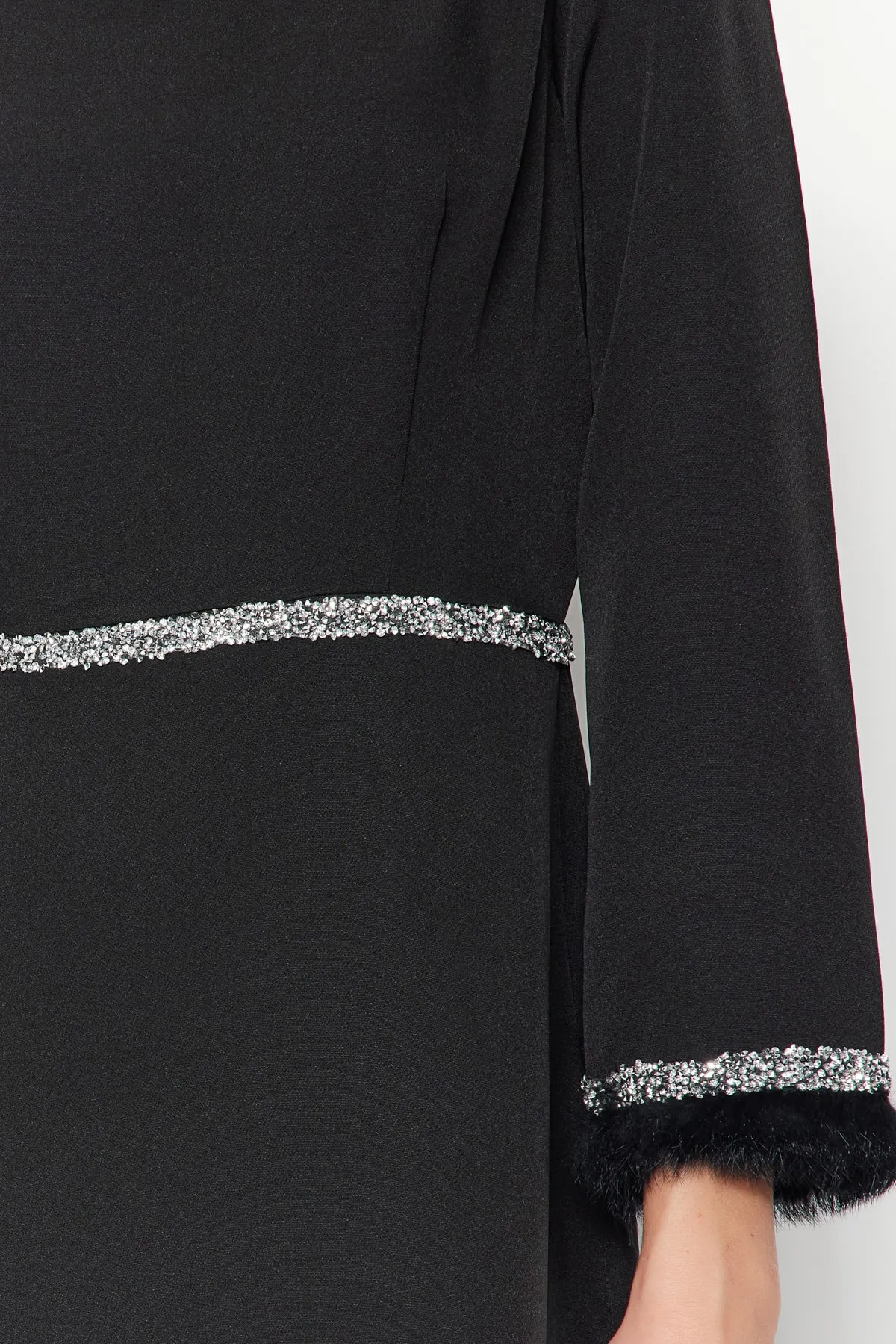 Trendyol Modest  Schwarzes Abendkleid mit Steinen und Manschettendetail TCTSS23DB00039