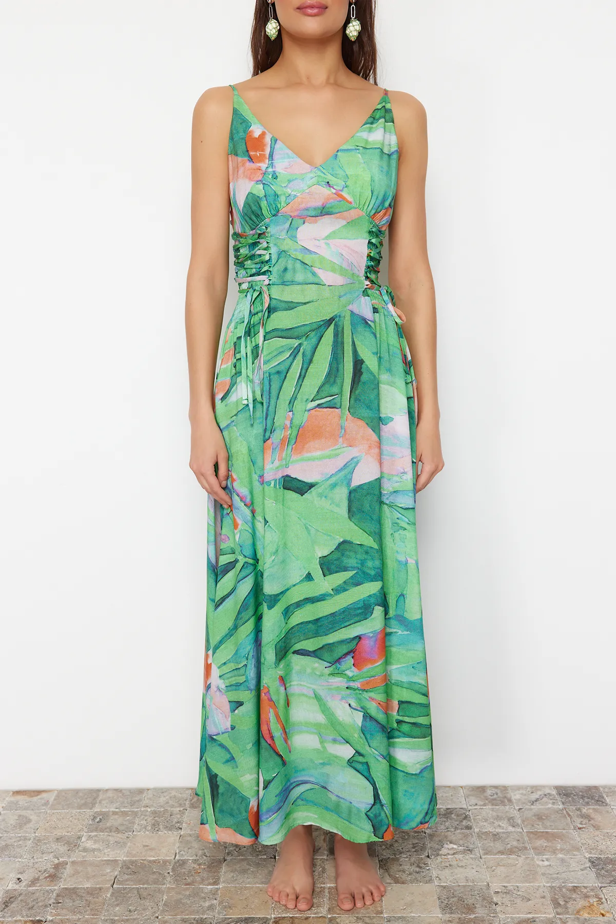 Trendyol Collection  Maxi-Strandkleid aus Webstoff mit Blumenmuster TBESS24EL00098