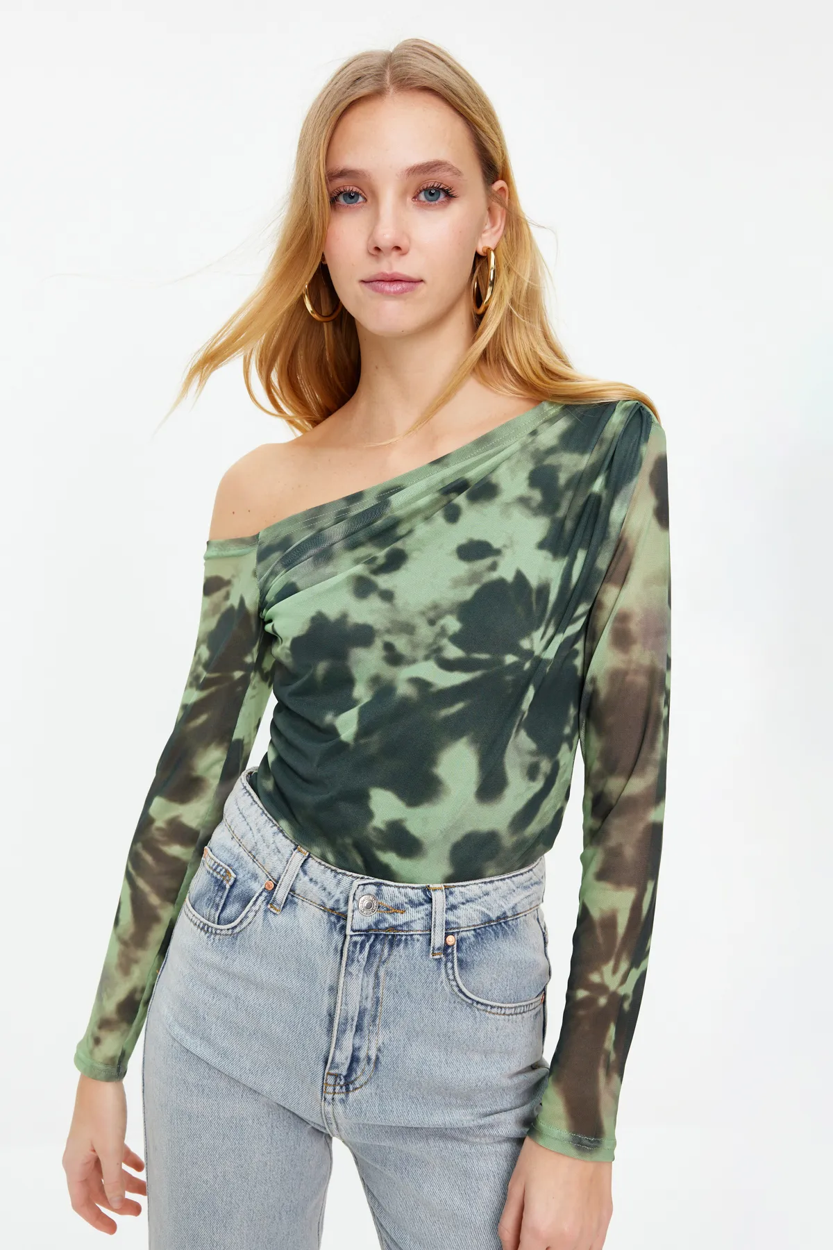 Trendyol Collection  Grün gemusterte, mit Tüll gefütterte Strickbluse mit asymmetrischem Kragen TWOAW24BZ00051