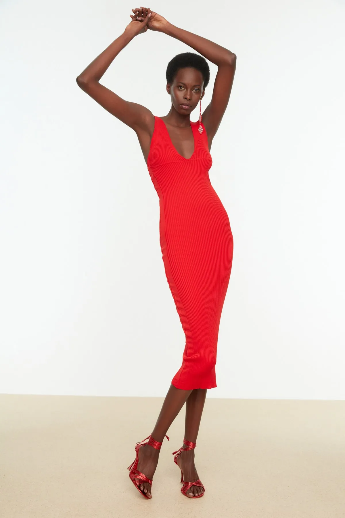 Trendyol Collection  Elegantes Abendkleid mit rotem Ausschnitt TPRAW22EL2458