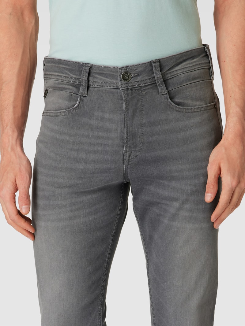 Jeans mit Label-Patch Modell 'Rocko' in mittelgrau