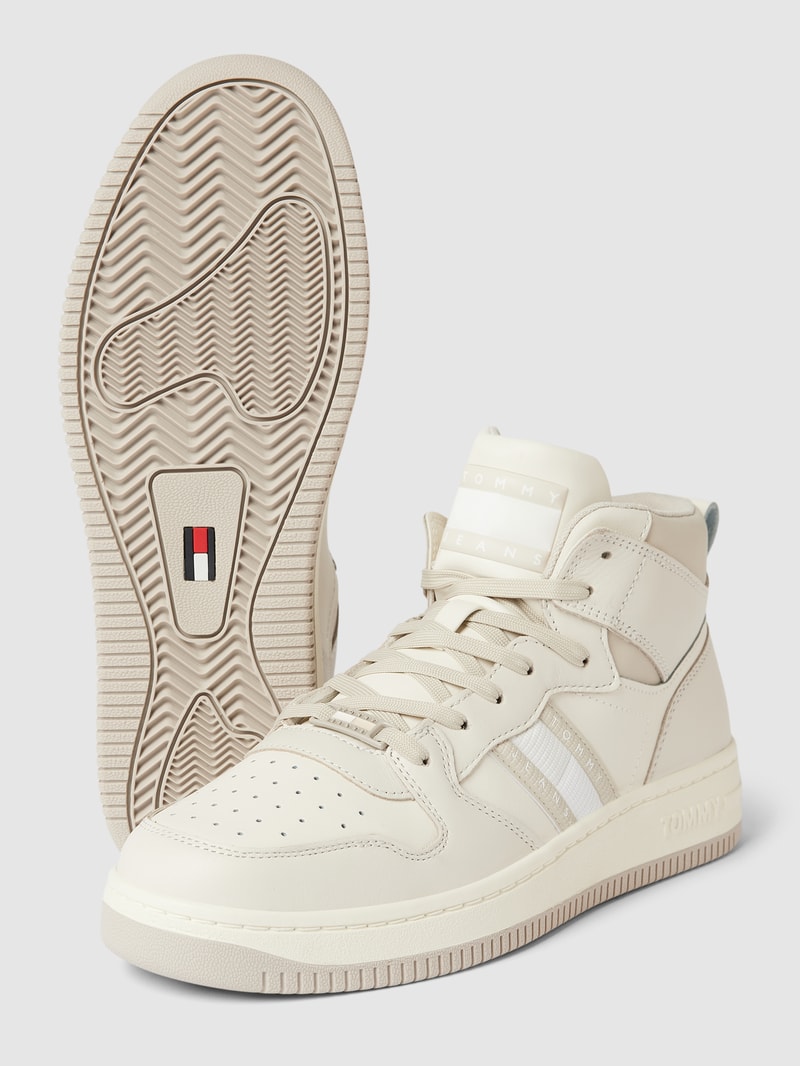 Sneaker mit Label-Detail in beige