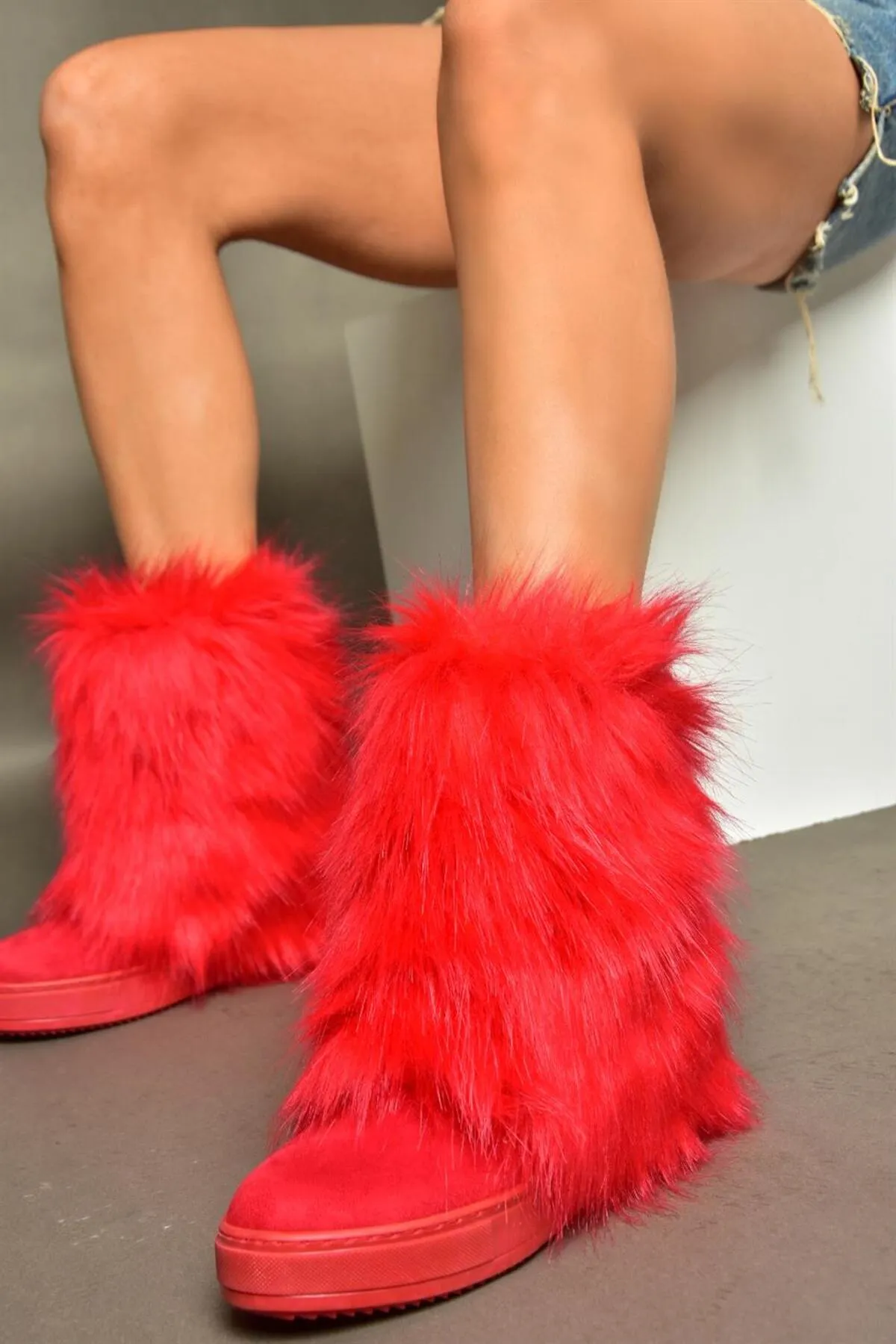 Fox Shoes  Haarige Damenstiefel aus rotem Wildleder mit Keilabsatz