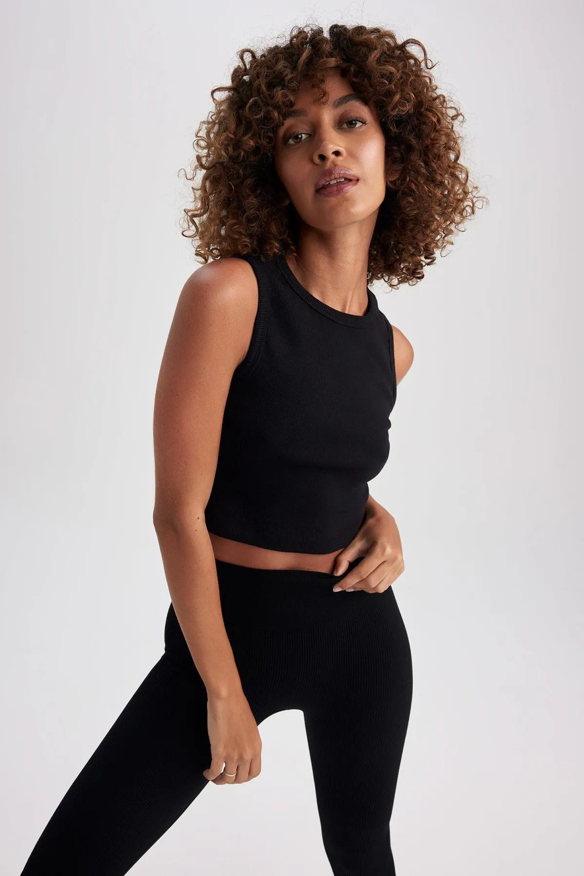 DeFacto  Passform Slim Fit Rundhals Sport-Unterhemd aus Baumwolle Z6573az23sp