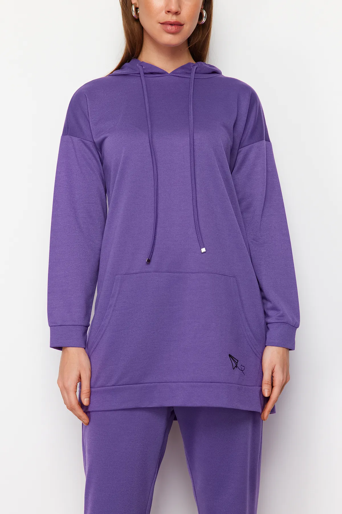 Trendyol Modest  Lila gestrickter Trainingsanzug mit Kapuze und Kängurutasche und Stickerei TCTSS21EM0085