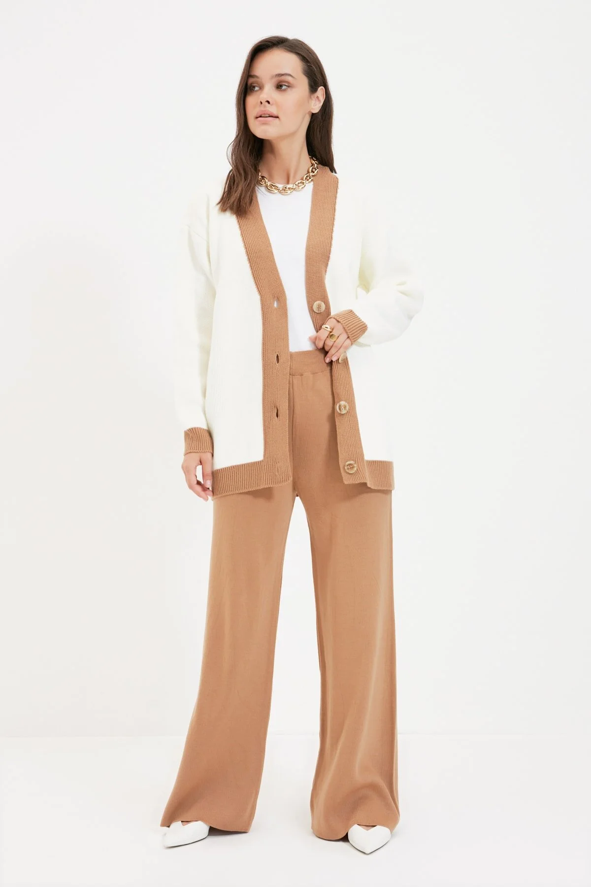 Trendyol Modest  Kamelfarbenes Strickset mit Cardigan und Hose mit Streifendetail TCTAW22AU0156