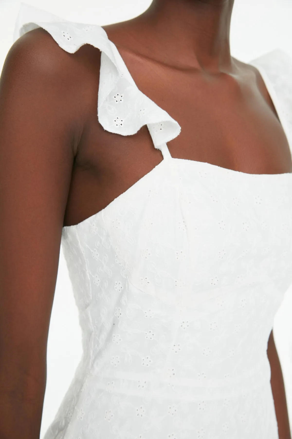 Trendyol Collection  Weißes A-Linien-Minikleid aus Webstoff mit Stickerei und Rüschen TWOSS21EL3312