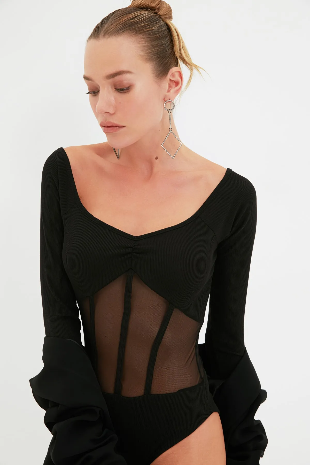Trendyol Collection  Schwarzer Strickbody mit Korsett-Detail TPRAW22BD0086