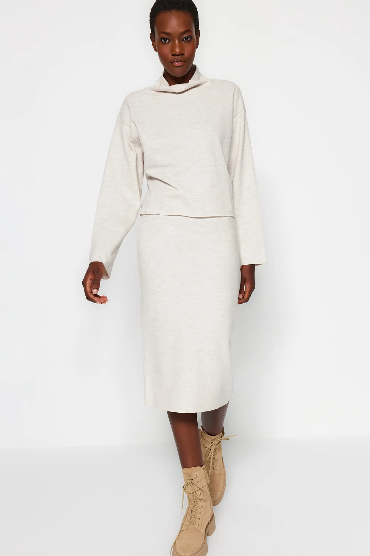 Trendyol Collection  Beigefarbener Midi-Bleistift-Strickrock Thessaloniki/Strickoptik mit normaler Taille TWOAW24ET00030