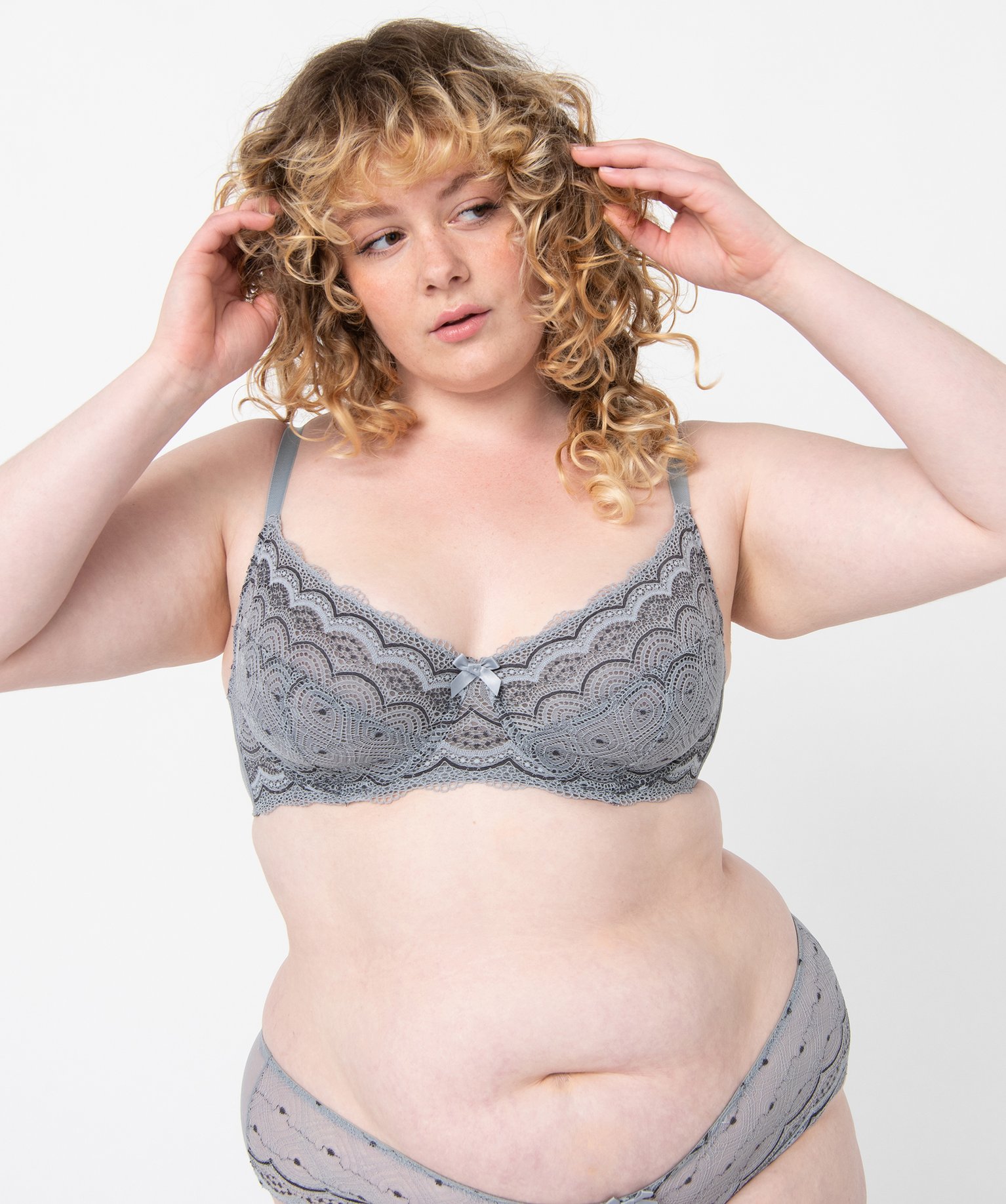Soutien-gorge emboitant grande taille à armatures en dentelle gris | GEMO