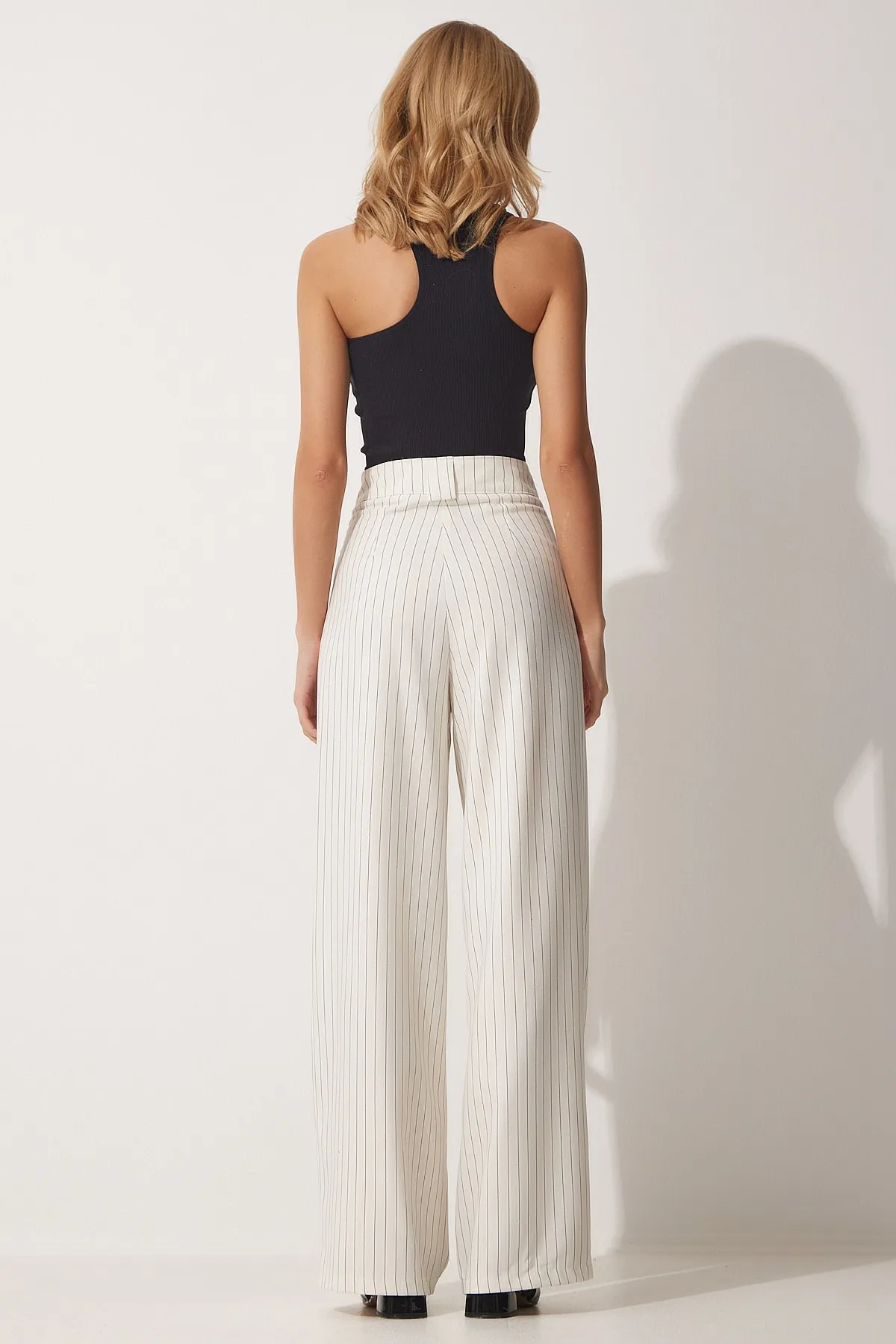 Happiness İstanbul  Hellcremefarbene, plissierte Hose mit weitem Bein für Damen GK00008