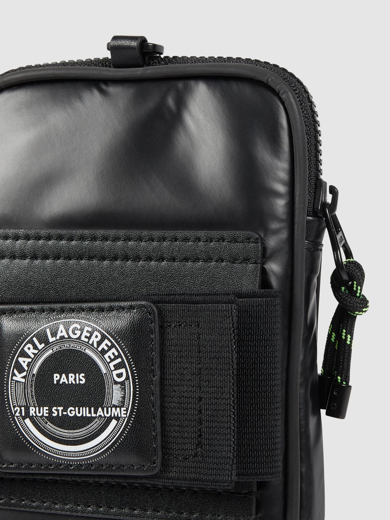 Handytasche mit abnehmbarem Gurt in schwarz