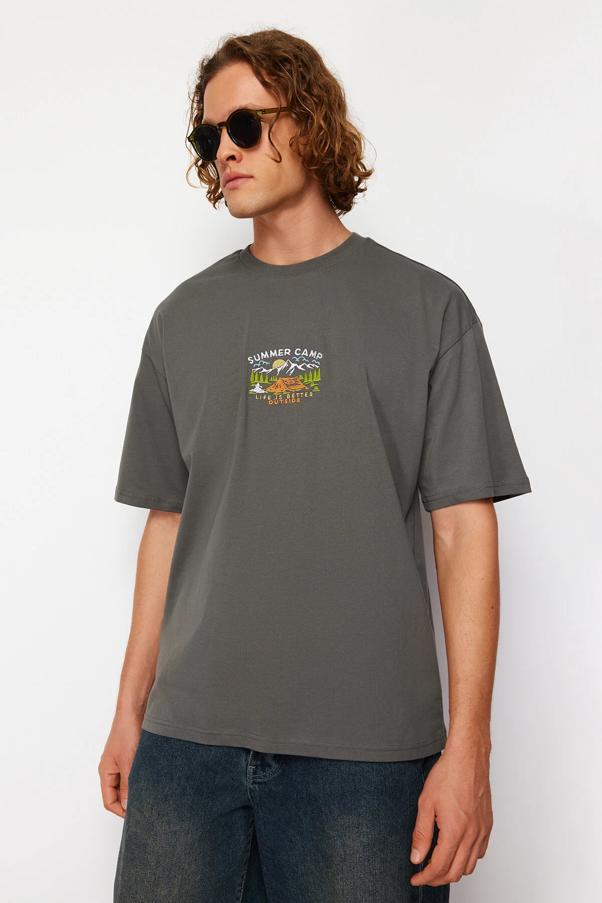 Trendyol Collection  Anthrazitfarbenes, übergroßes/weit geschnittenes, kurzärmliges, landschaftlich besticktes T-Shirt aus 100 % Baumwolle TMNSS23TS00243