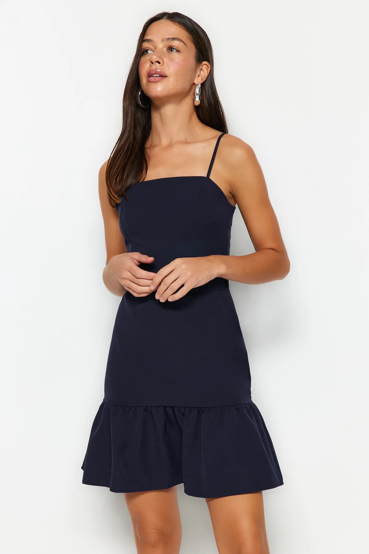 Trendyol Collection  Marineblaues Kleid mit gewebten Trägern und Gürtel TWOSS23EL02033
