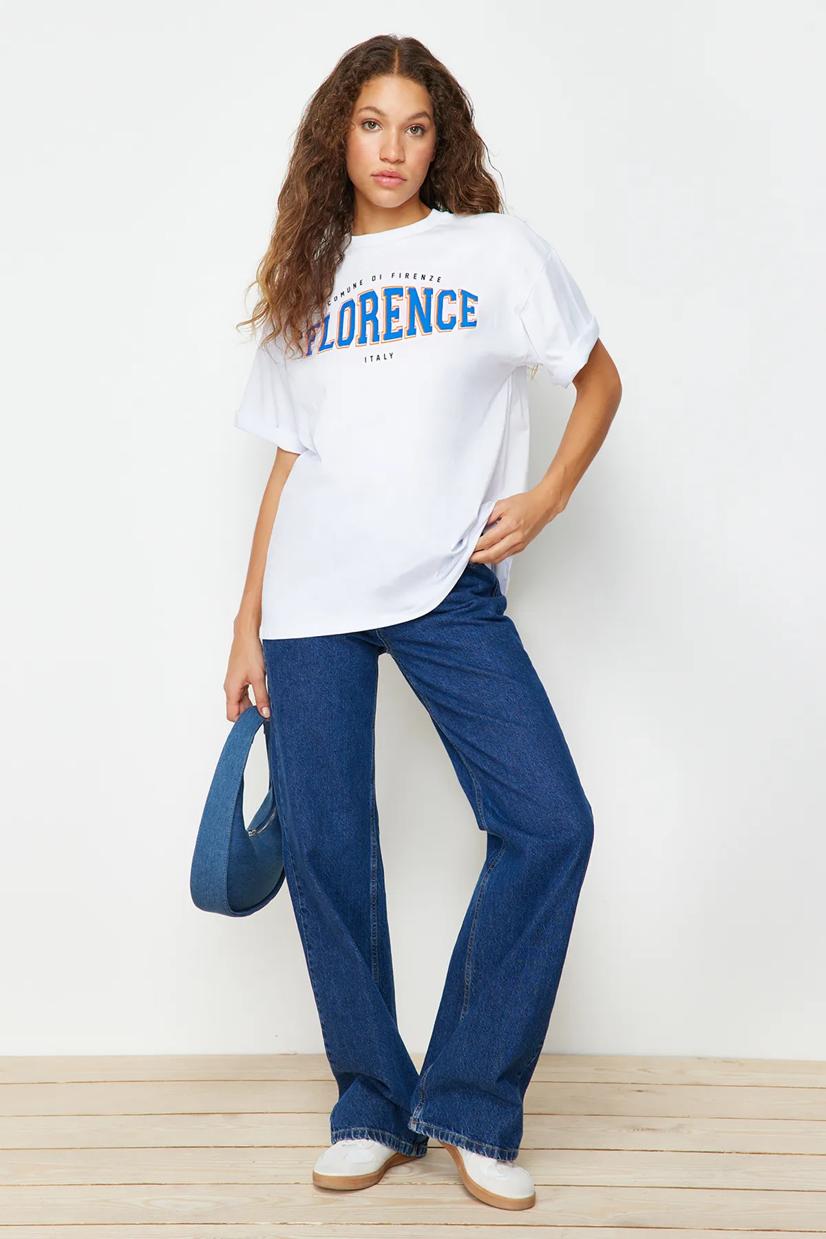 Trendyol Collection  Weißes, bedrucktes Oversize-/Weite-Fit-Strick-T-Shirt aus 100 % Baumwolle mit Rundhalsausschnitt TWOSS22TS0994