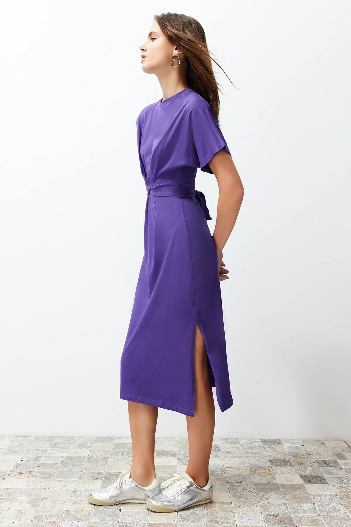 Trendyol Collection  Lilafarbenes, taillenbetontes Midi-Bleistiftkleid aus 100 % Baumwolle mit Schlitz und Bindedetail TWOSS21EL0404