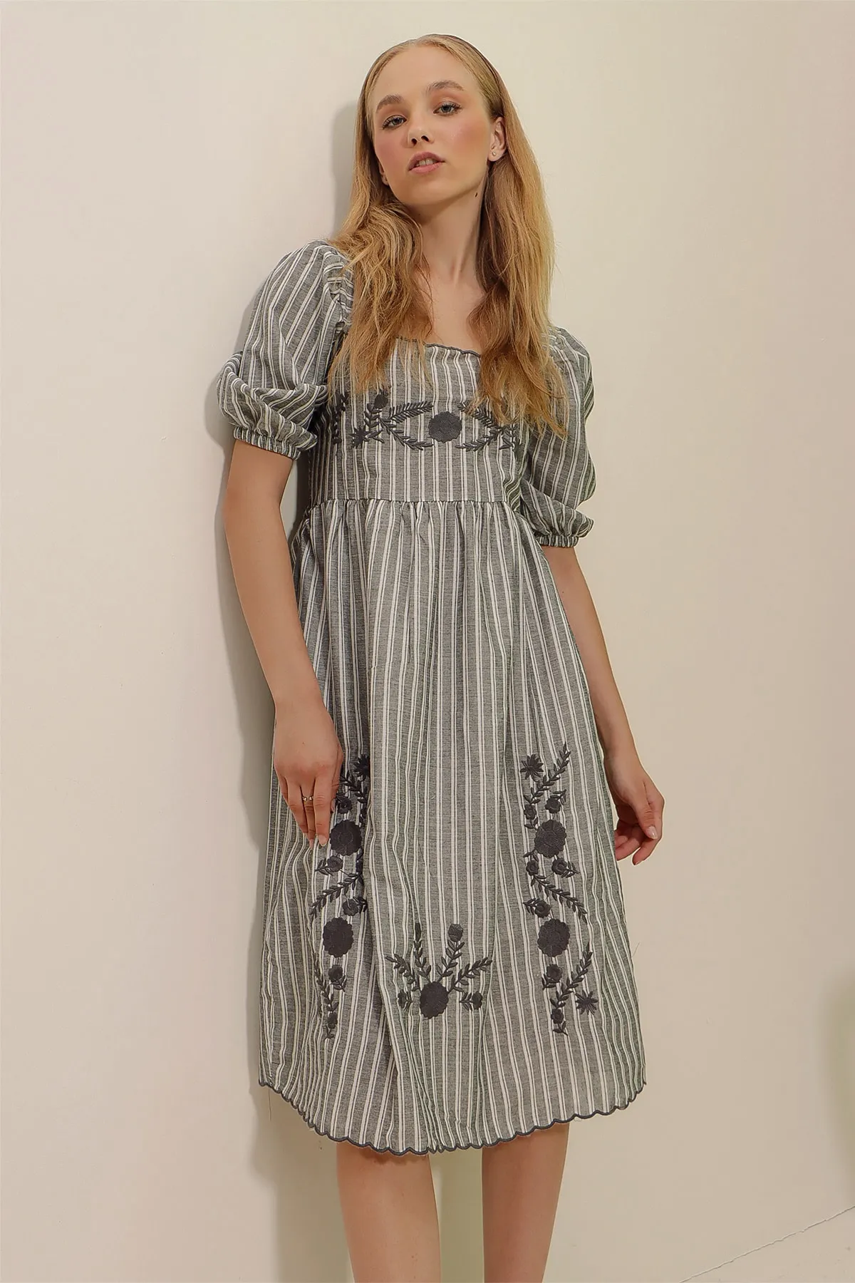 Trend Alaçatı Stili  Graues Damenkleid mit quadratischem Kragen und Prinzessinnenärmeln, gestreift, mit Blumen bestickt, gewebtes Kleid ALC-X8996