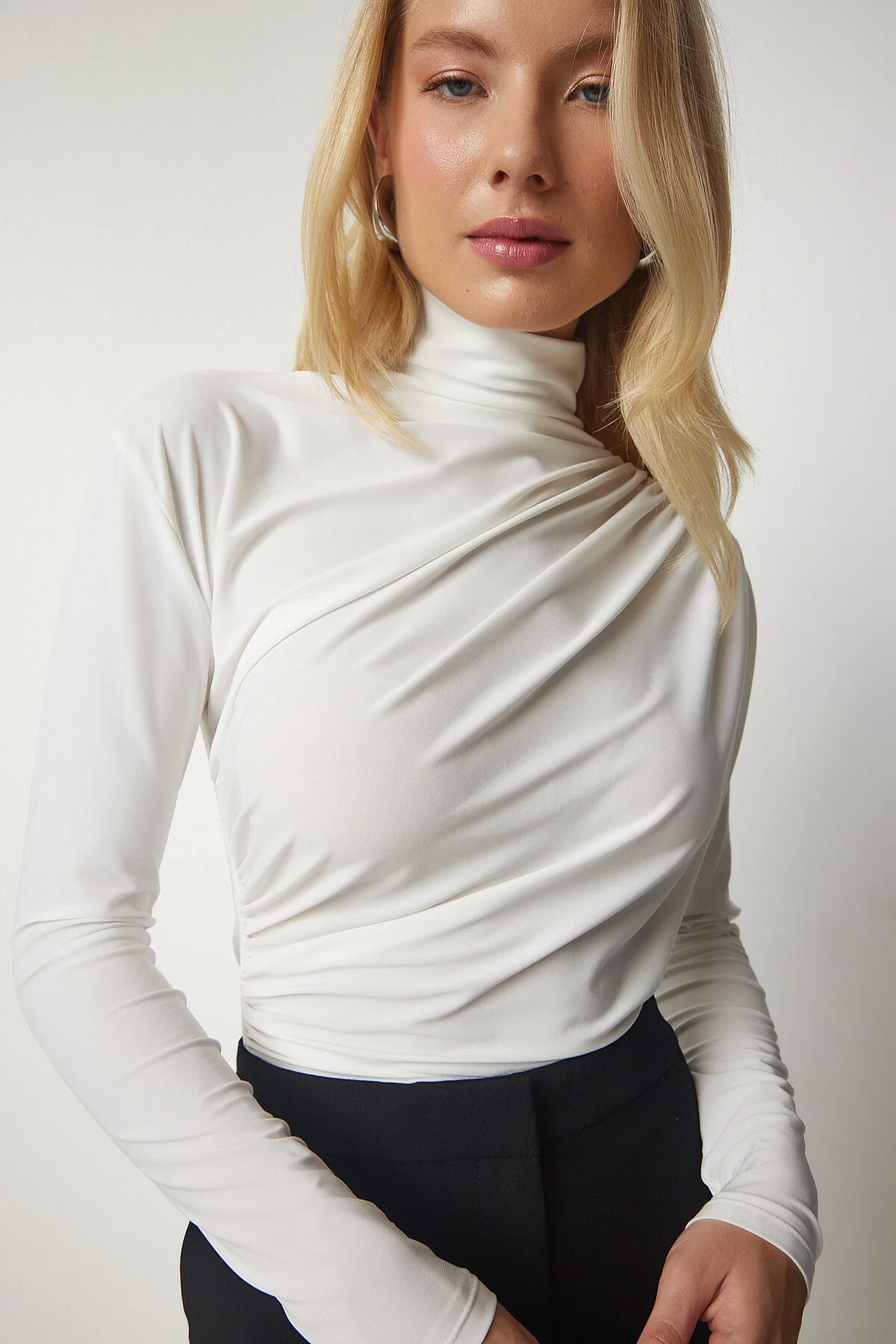 Happiness İstanbul  Ecrufarbene, detaillierte Sandy-Bluse mit hohem Kragen für Damen FF00135