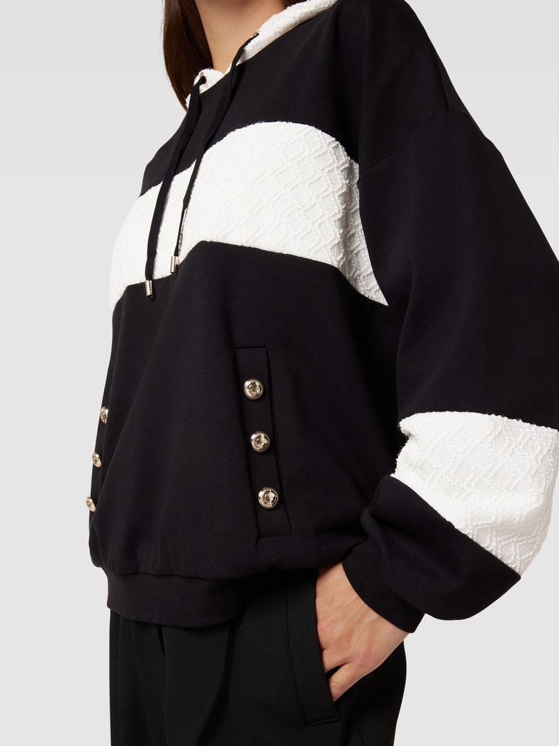 Hoodie in Two-Tone-Machart in schwarz
