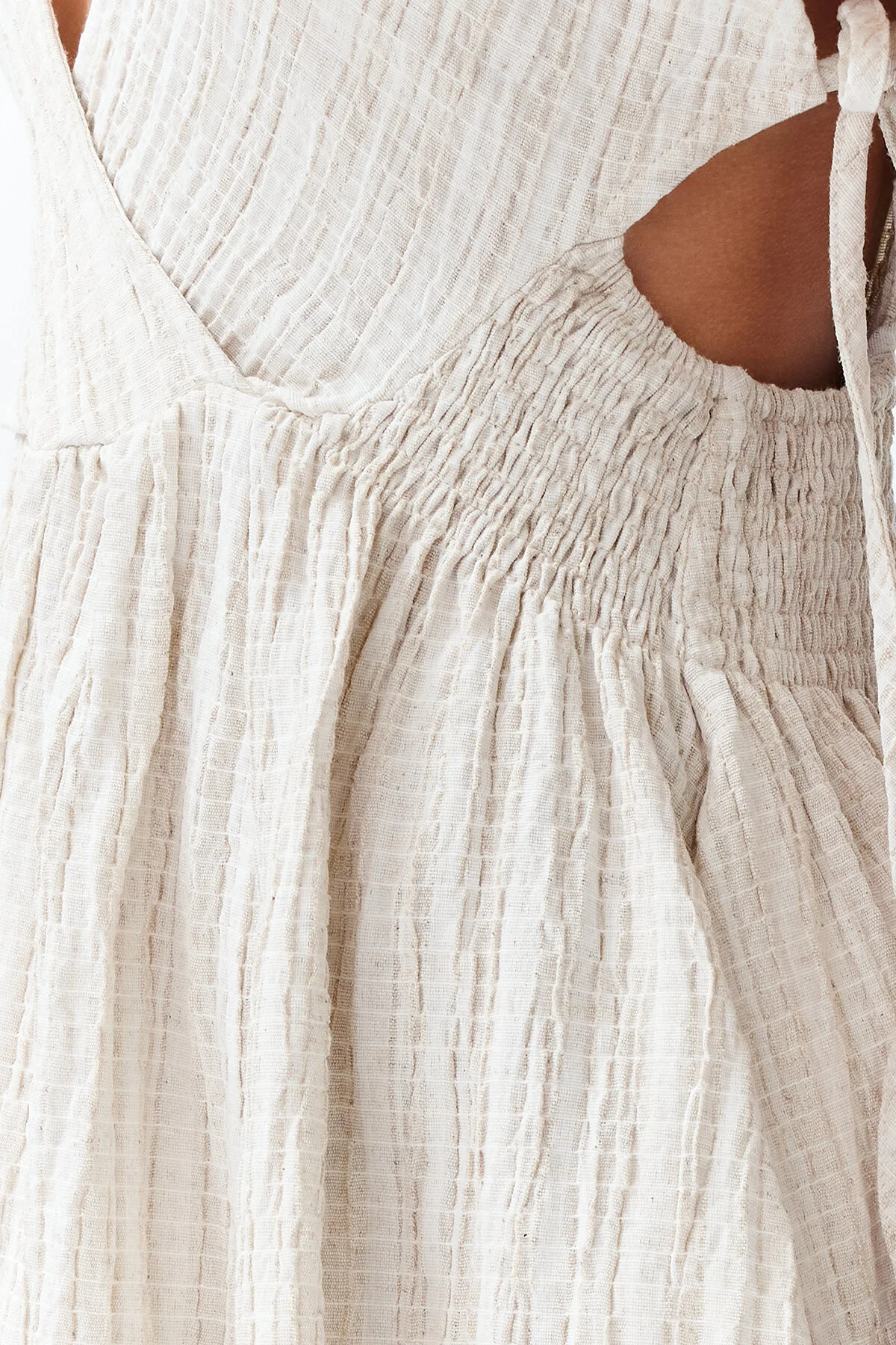 Trendyol Collection  Ecrufarbenes, gewebtes Mini-Strandkleid aus Leinenmischung mit Cut-out/Fensterausschnitt TBESS24EL00075