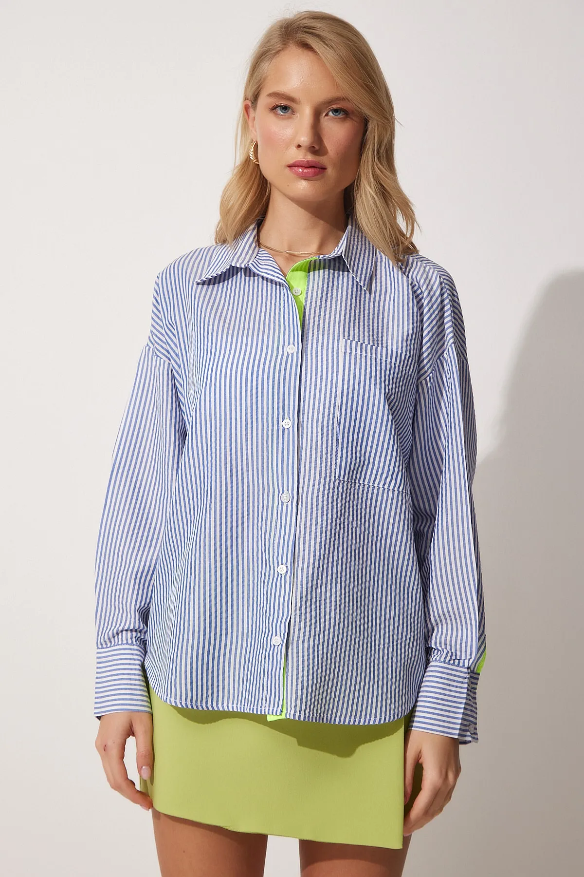 Happiness İstanbul  Blau-grünes gestreiftes Oversize-Shirt mit Knopfleiste für Damen DX00006