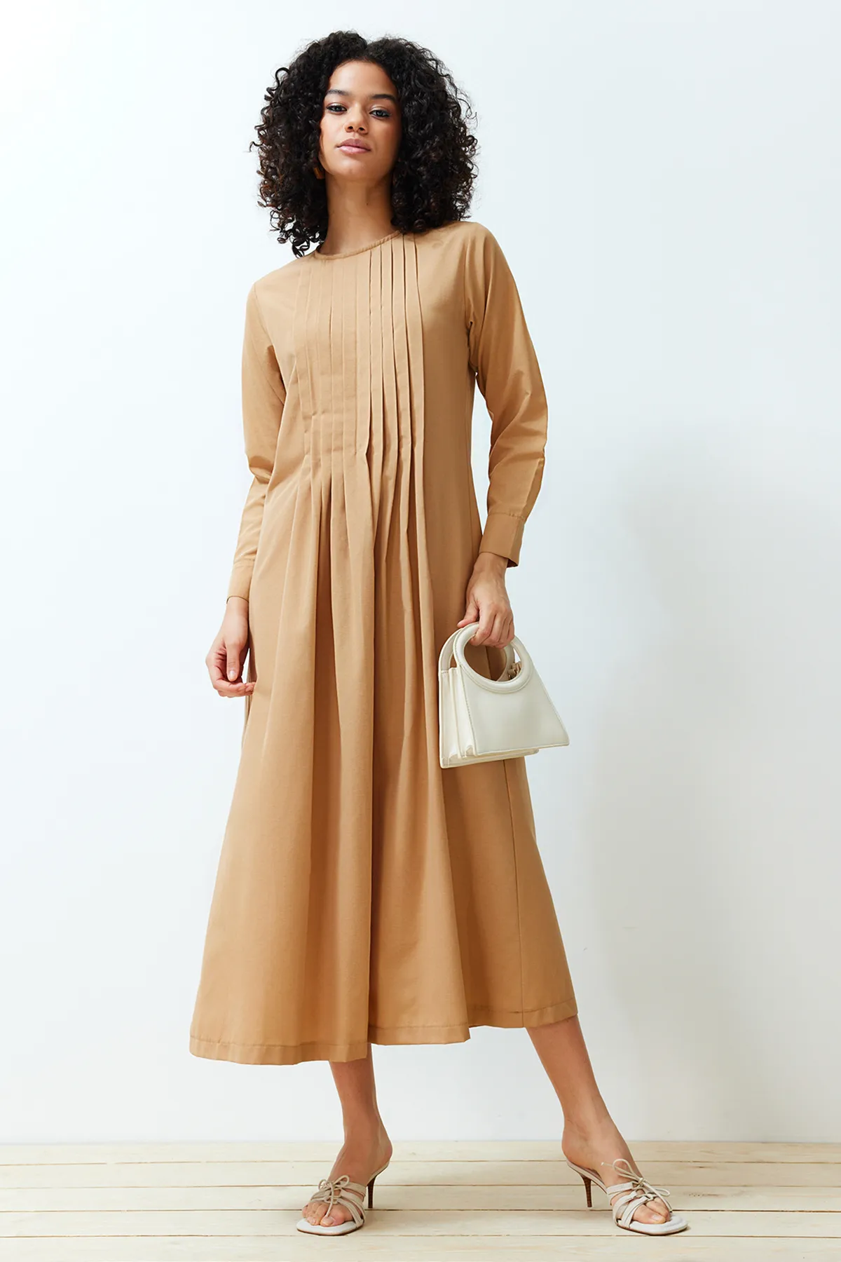 Trendyol Modest  Beiges, plissiertes, detailliertes, bequemes Webkleid TCTSS24EB00128