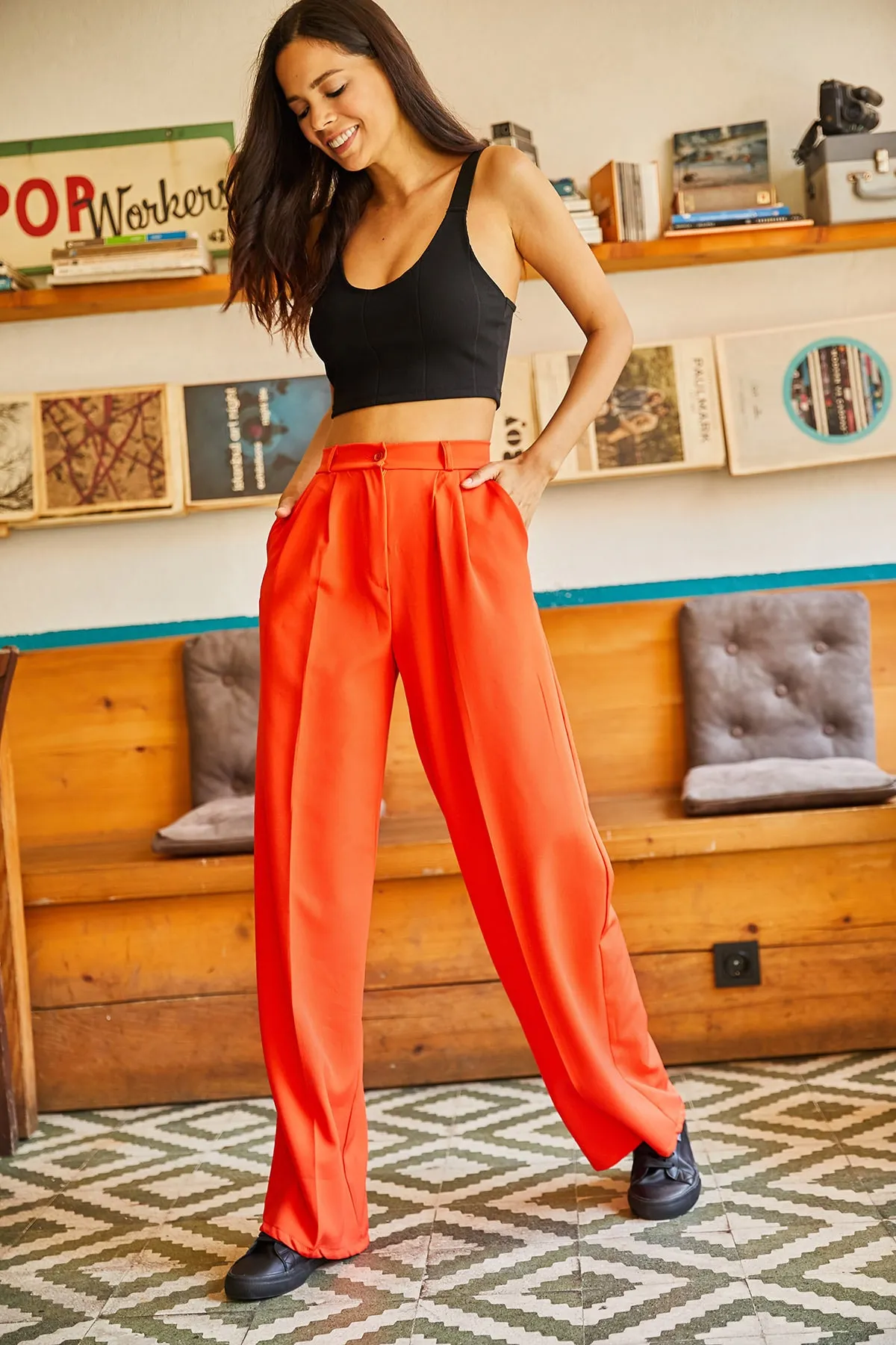 Olalook  Orangefarbene, plissierte Palazzo-Atlas-Hose für Damen mit Taschen, PNT-19000149