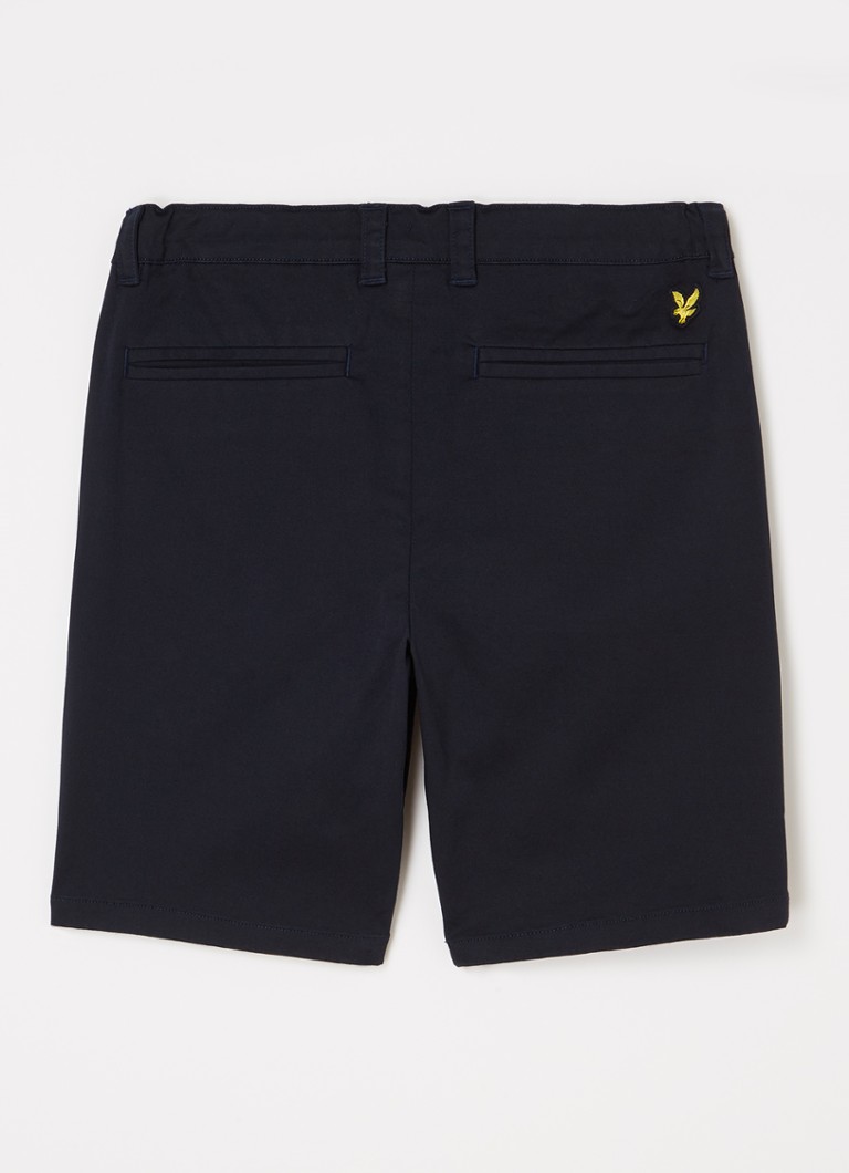 Pantaloni scurți chino drepți de la Lyle & Scott, cu buzunare laterale.