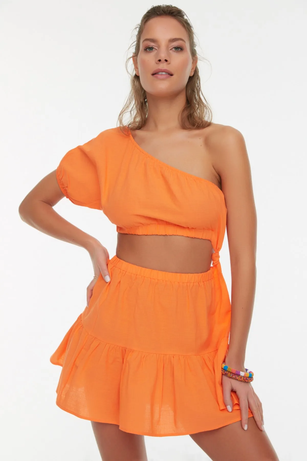 Trendyol Collection  Orangefarbenes One-Shoulder-Strandkleid mit Knotendetails TBESS22EL0046