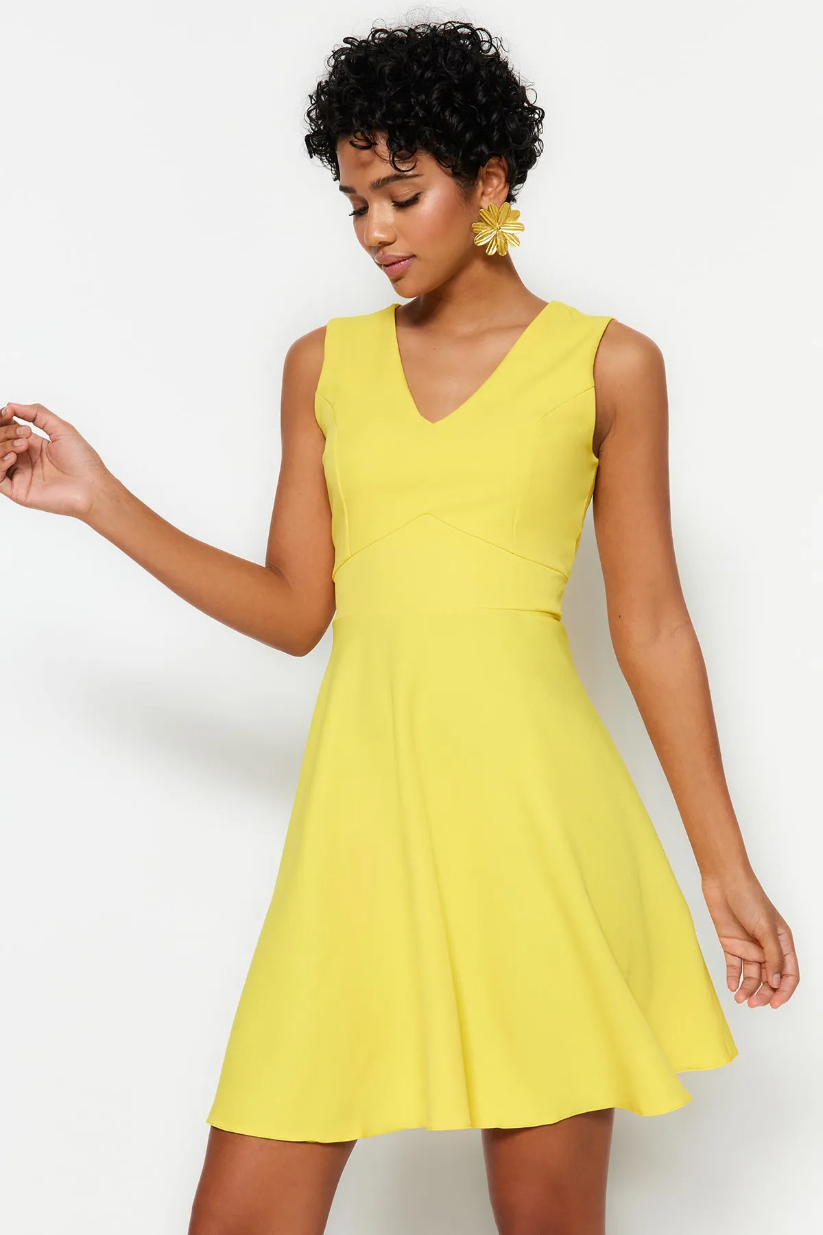 Trendyol Collection  Gelbes Mini-Webkleid mit V-Ausschnitt und Taillenöffnung TWOSS19BB0210