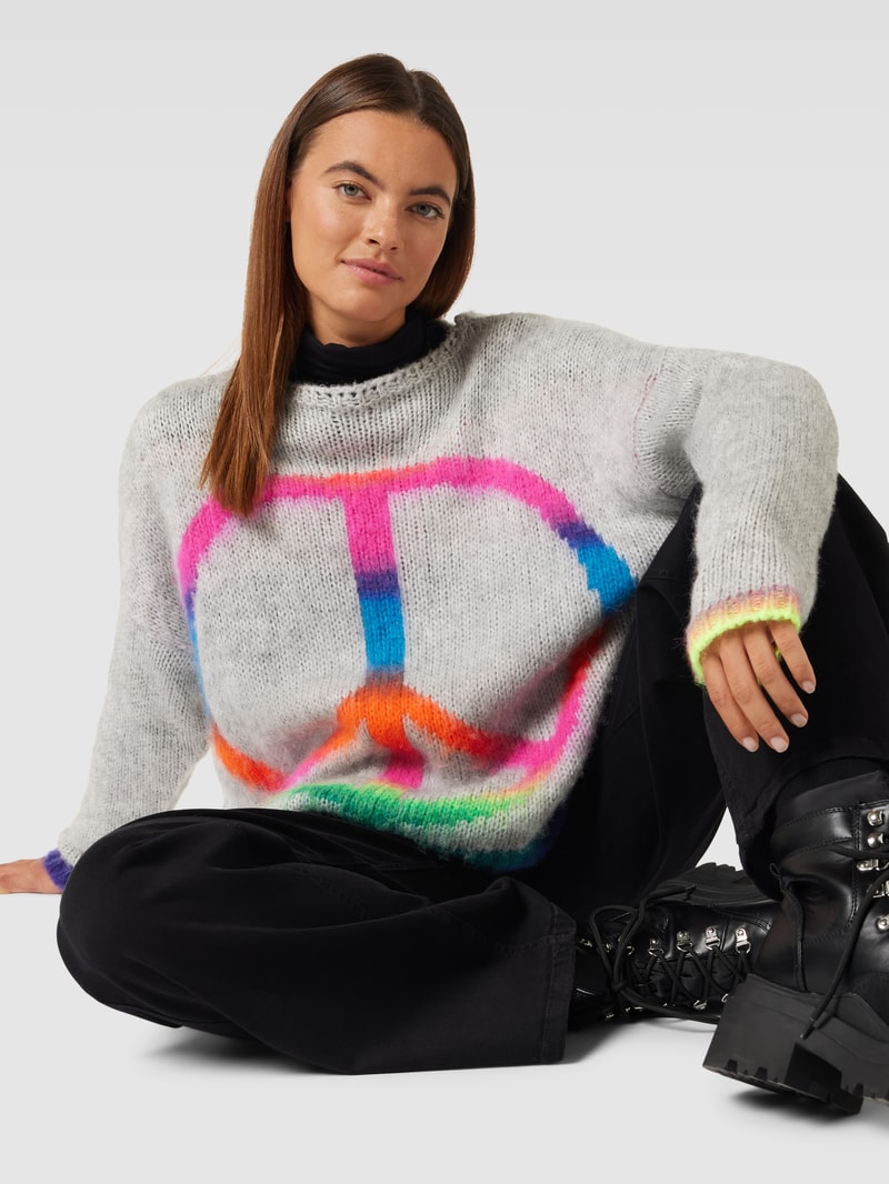 Strickpullover mit überschnittenen Schultern Modell 'PEACE' in hellgrau meliert