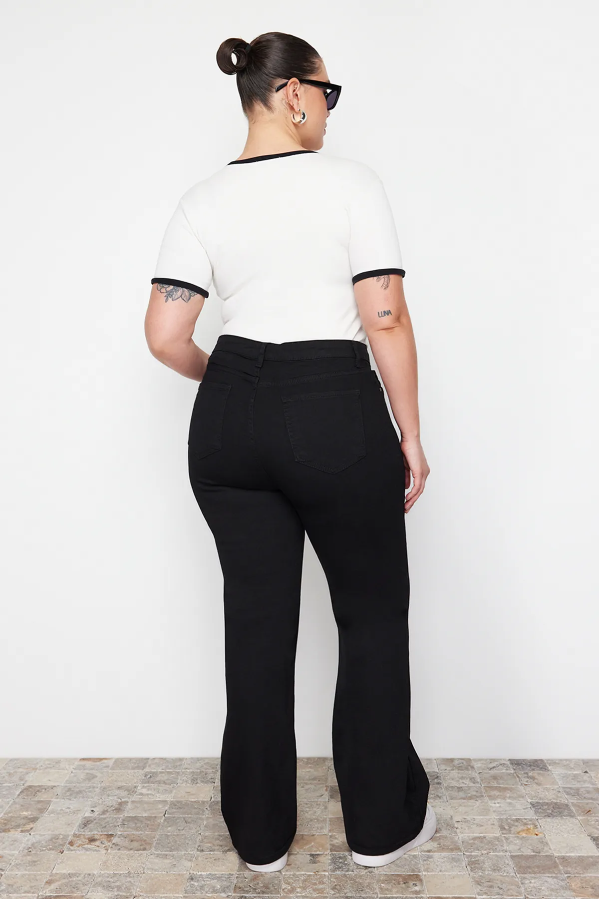 Trendyol Curve  Schwarze Schlagjeans mit hoher Taille TBBAW23JE00001