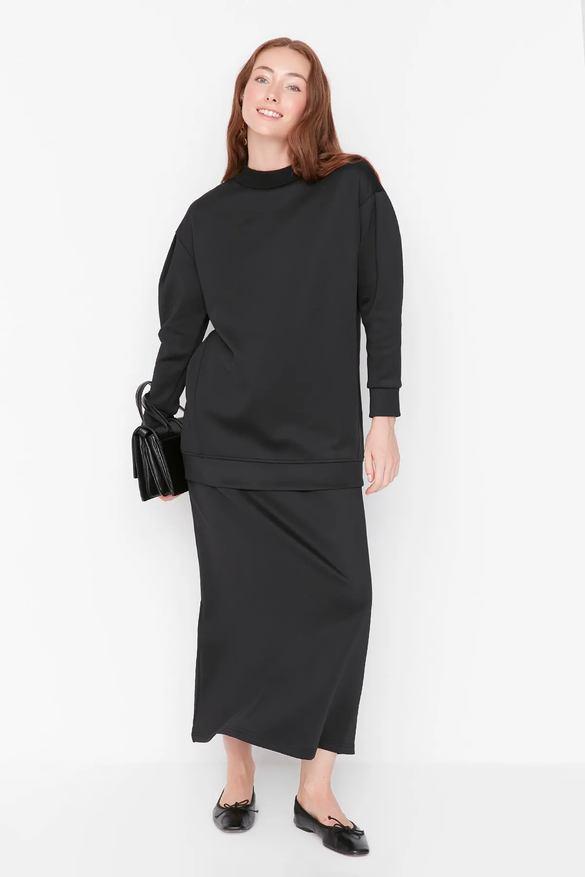 Trendyol Modest  Schwarzes Strickset aus Scuba-Tunika und -Rock mit Ärmeldetail TCTAW23US00106