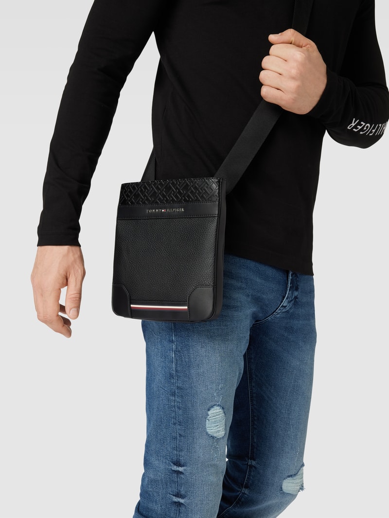 Crossbody Bag mit Label-Detail Modell 'CENTRAL' in schwarz