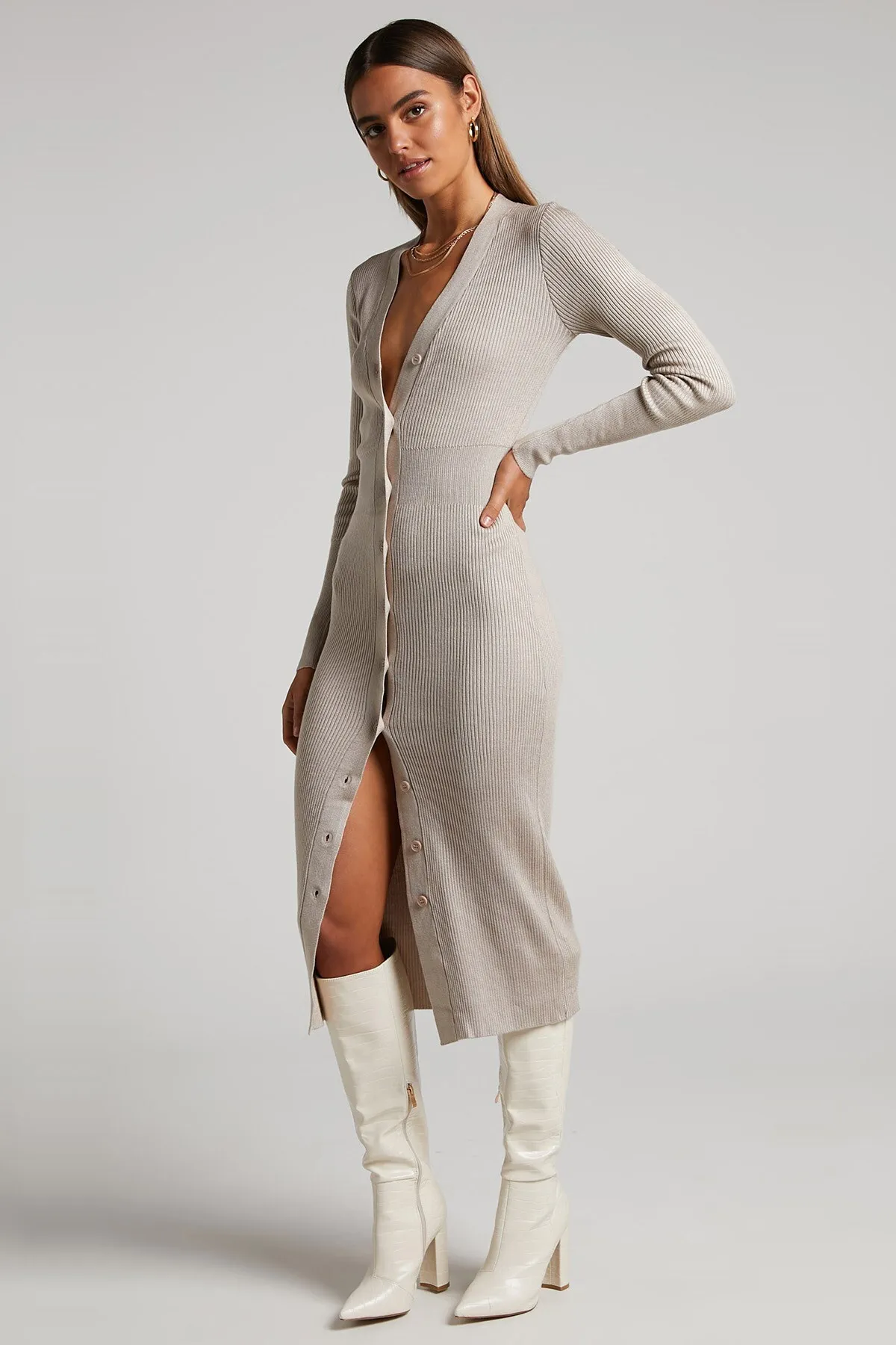 Madmext  Steinfarbenes, geknöpftes langes Strickkleid mit V-Ausschnitt Mg1703
