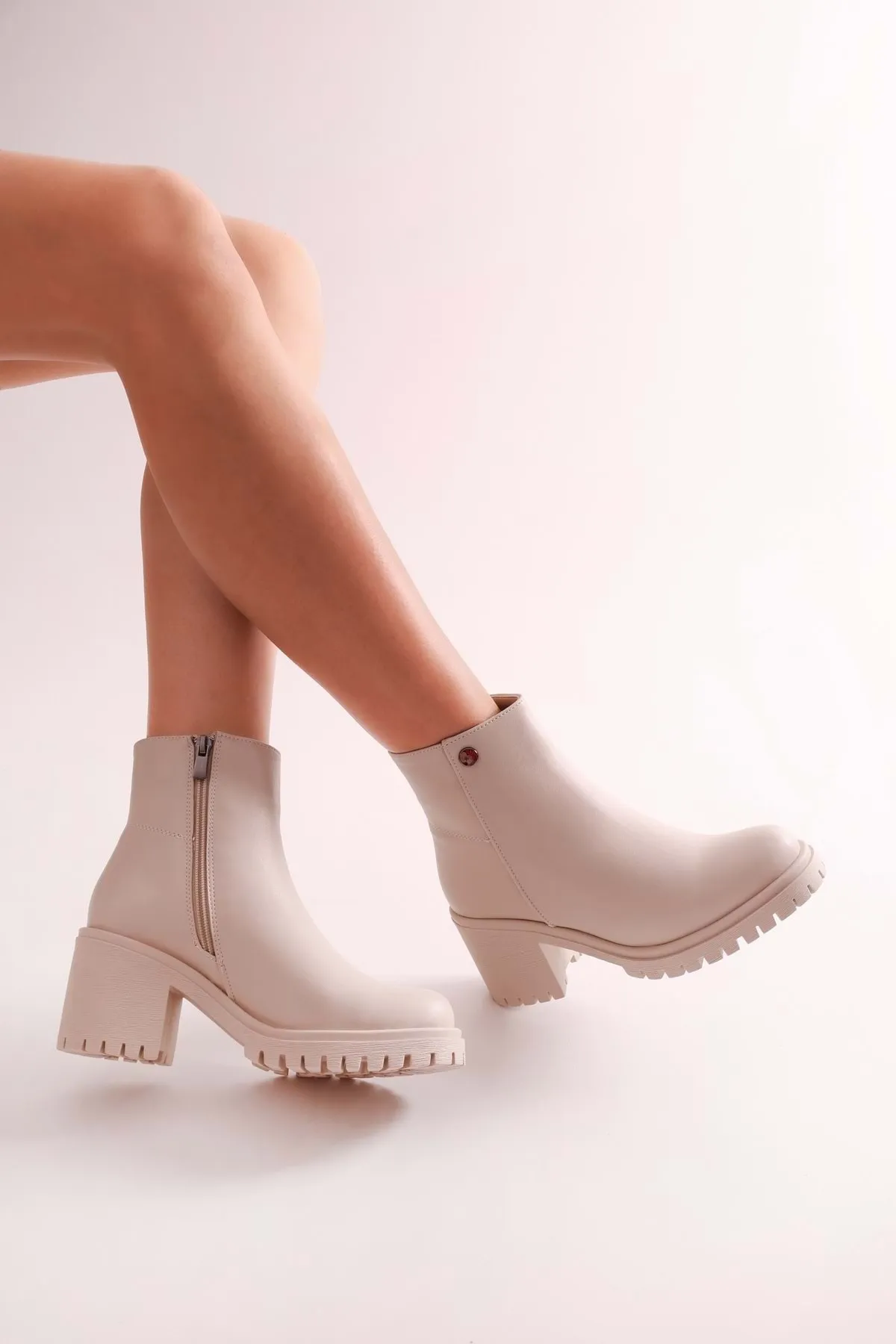 Shoeberry  Damen Aycen Beige Skin Stiefel Beige Skin