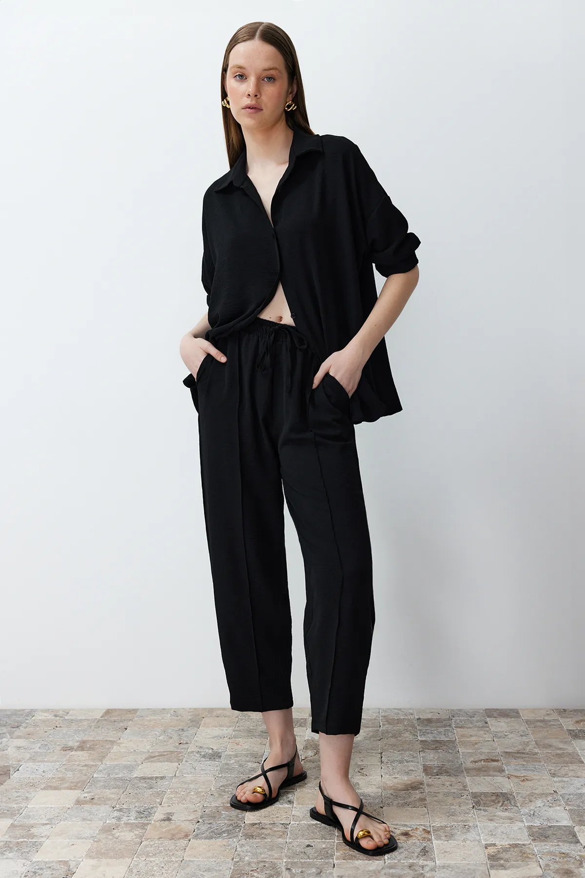 Trendyol Collection  Schwarzes gewebtes Aerobin-Oberteil und -Unterteil-Set aus Hemd und Hose TWOSS24AU00038