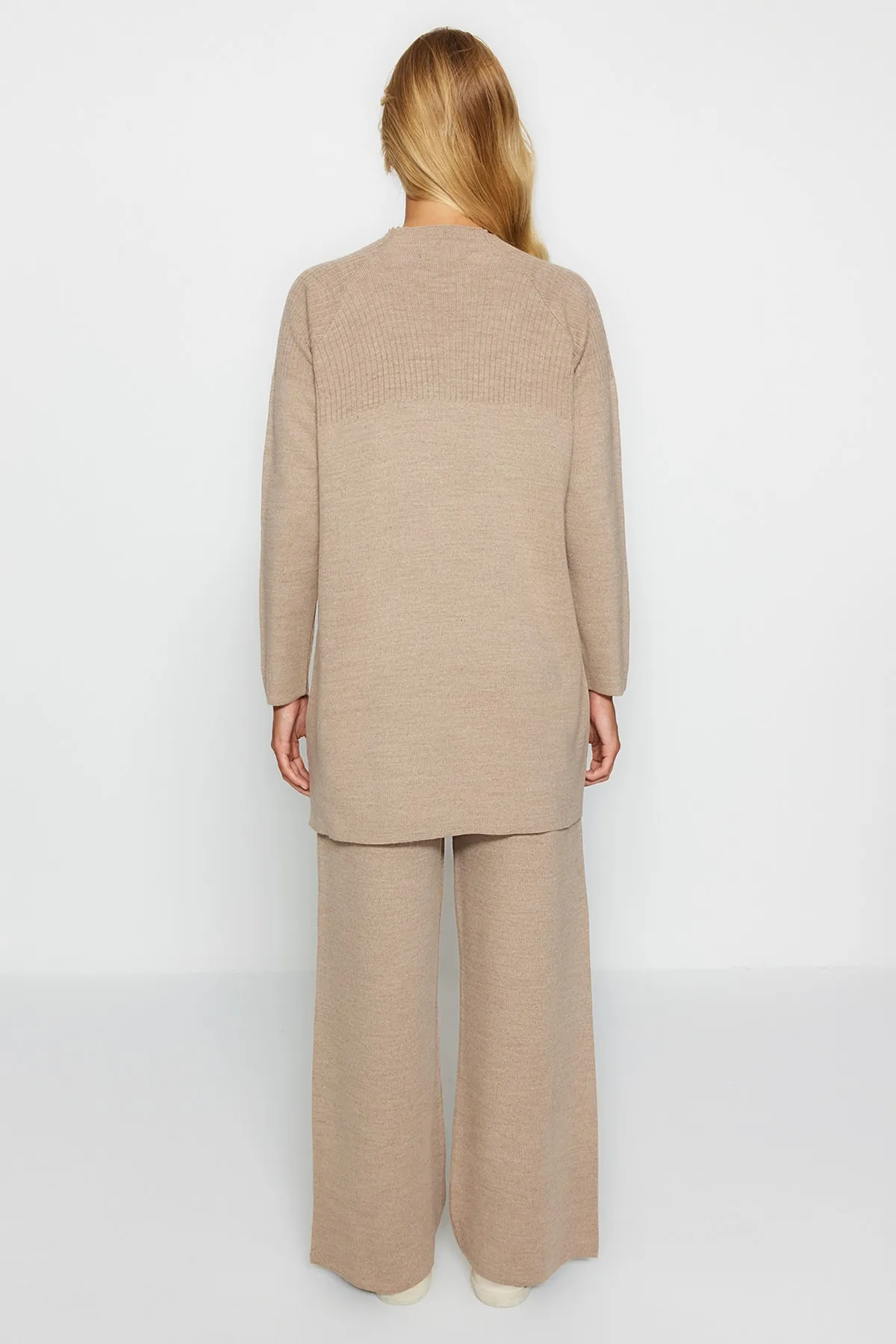 Trendyol Modest  Nerzfarbenes Strickoberteil und -unterteil mit Knopfdetails TCTAW24US00042