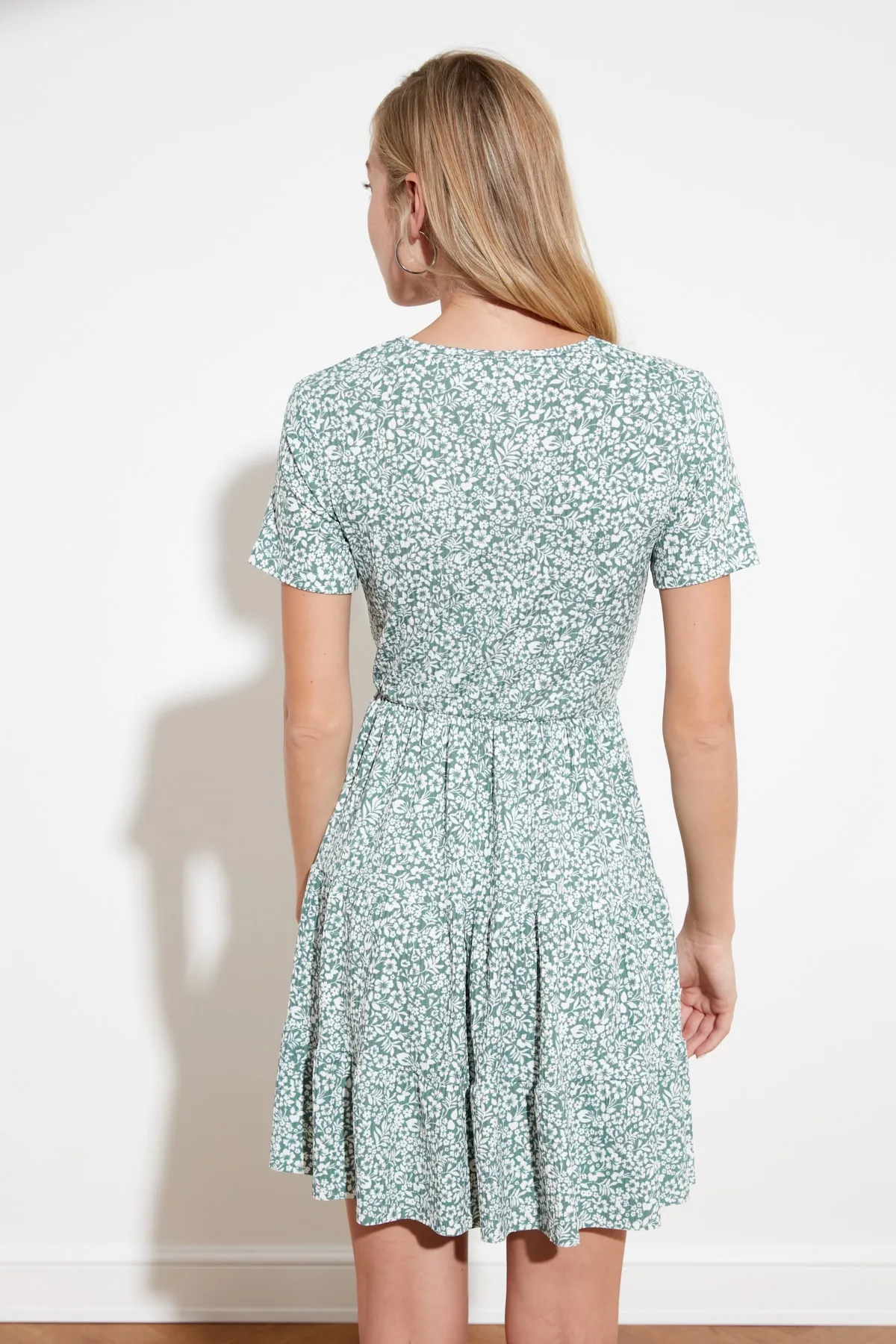 Trendyol Collection  Grünes Strickkleid mit V-Ausschnitt