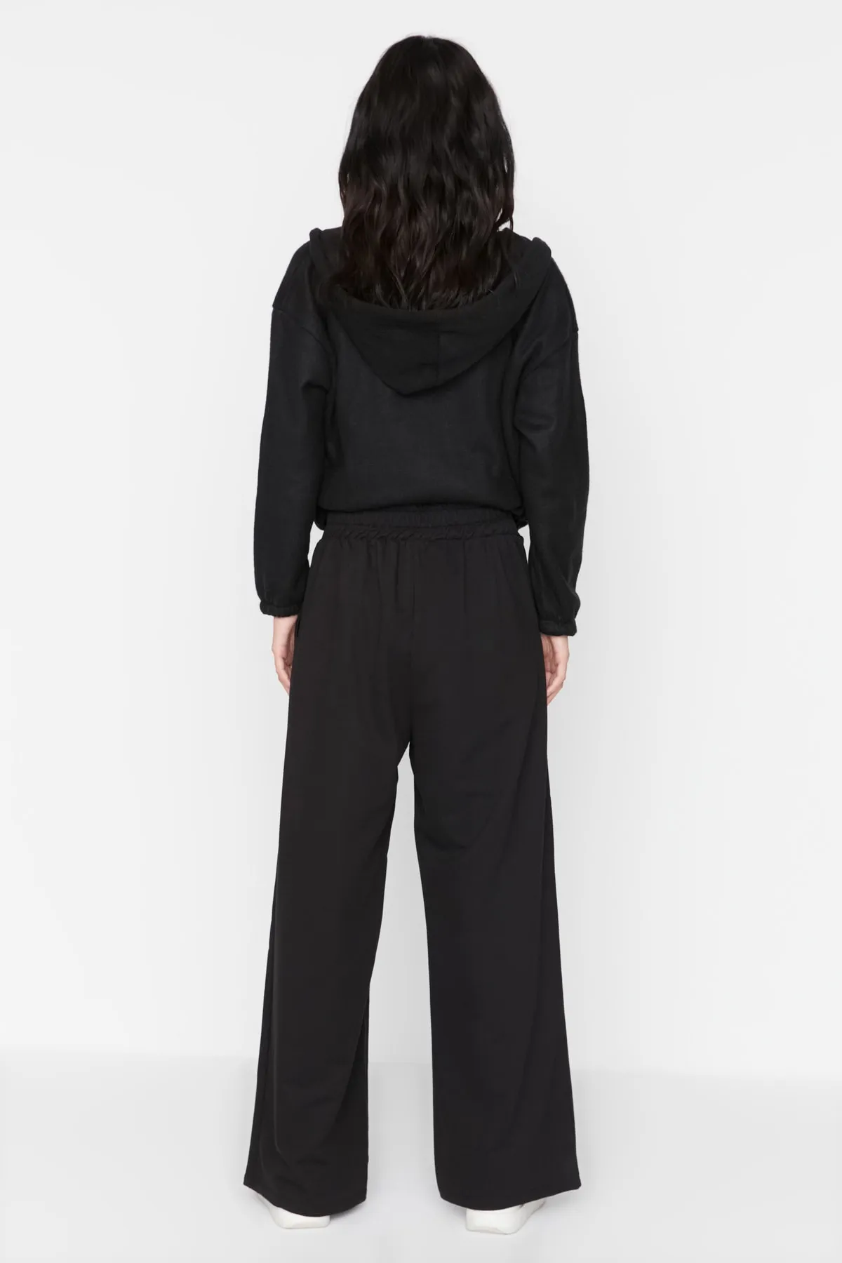 Trendyol Collection  Schwarze, bedruckte, detaillierte Strickhose mit weitem Bein und entspanntem Schnitt und asymmetrischer Taille TWOAW23PL00389