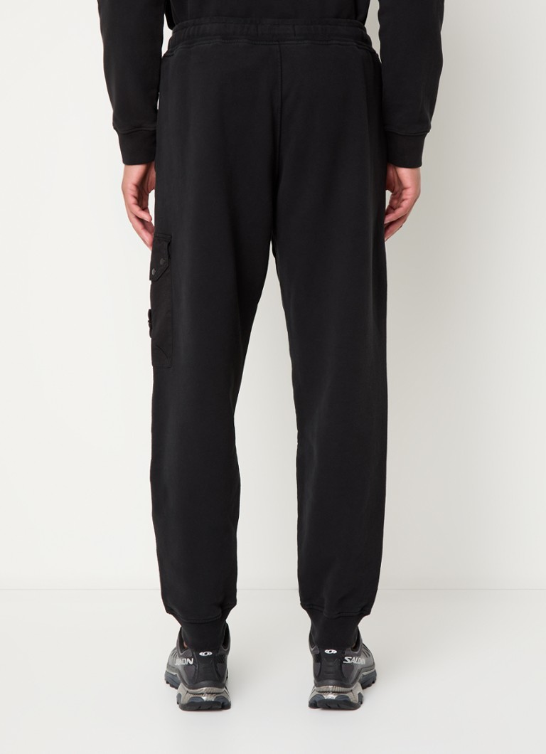 Pantaloni de trening Stone Island 64020 Tapered cu buzunar cu valvă și logo