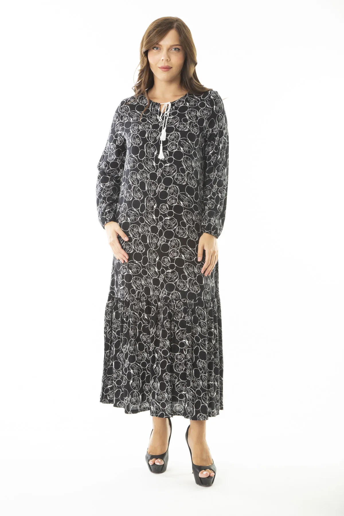 Şans  Damen-Kleid mit langen Ärmeln und gestuftem Saum aus gewebtem Viskosestoff in großer Größe in Schwarz 65N36885